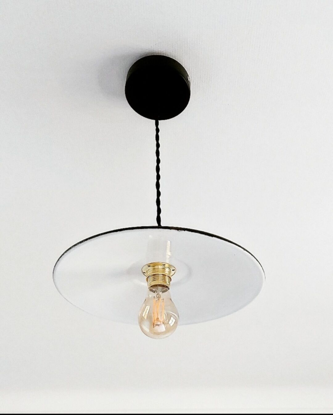 Enamelled sheet metal pendant lamp