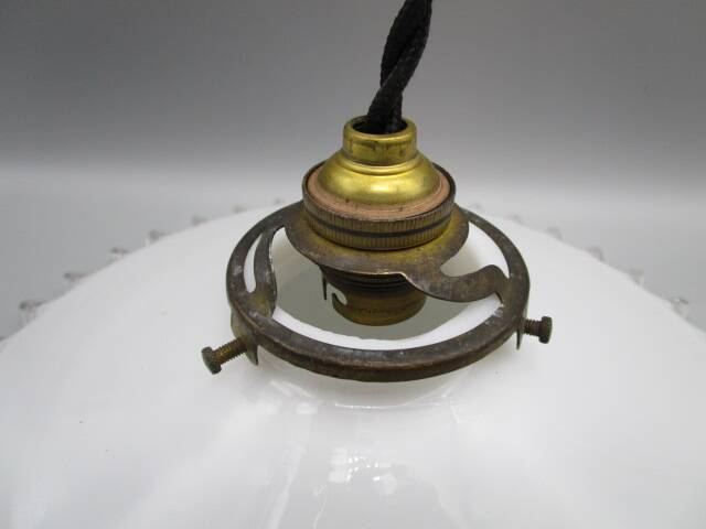 Suspension ancienne en opaline blanche