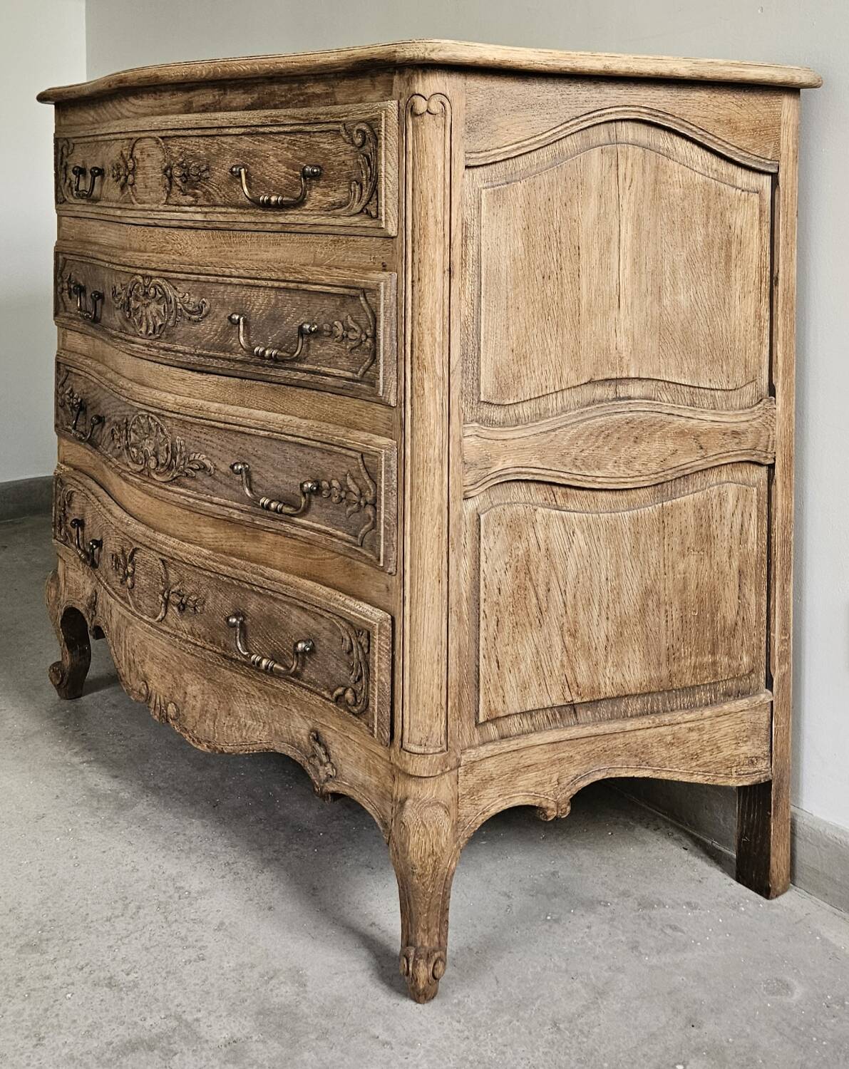 Louis XV style curved chest of drawers with 4 drawers in raw solid oak