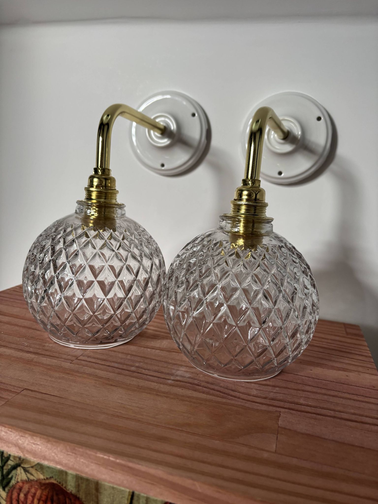Paire d’appliques murales globes en verre ciselé