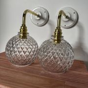 Paire d’appliques murales globes en verre ciselé