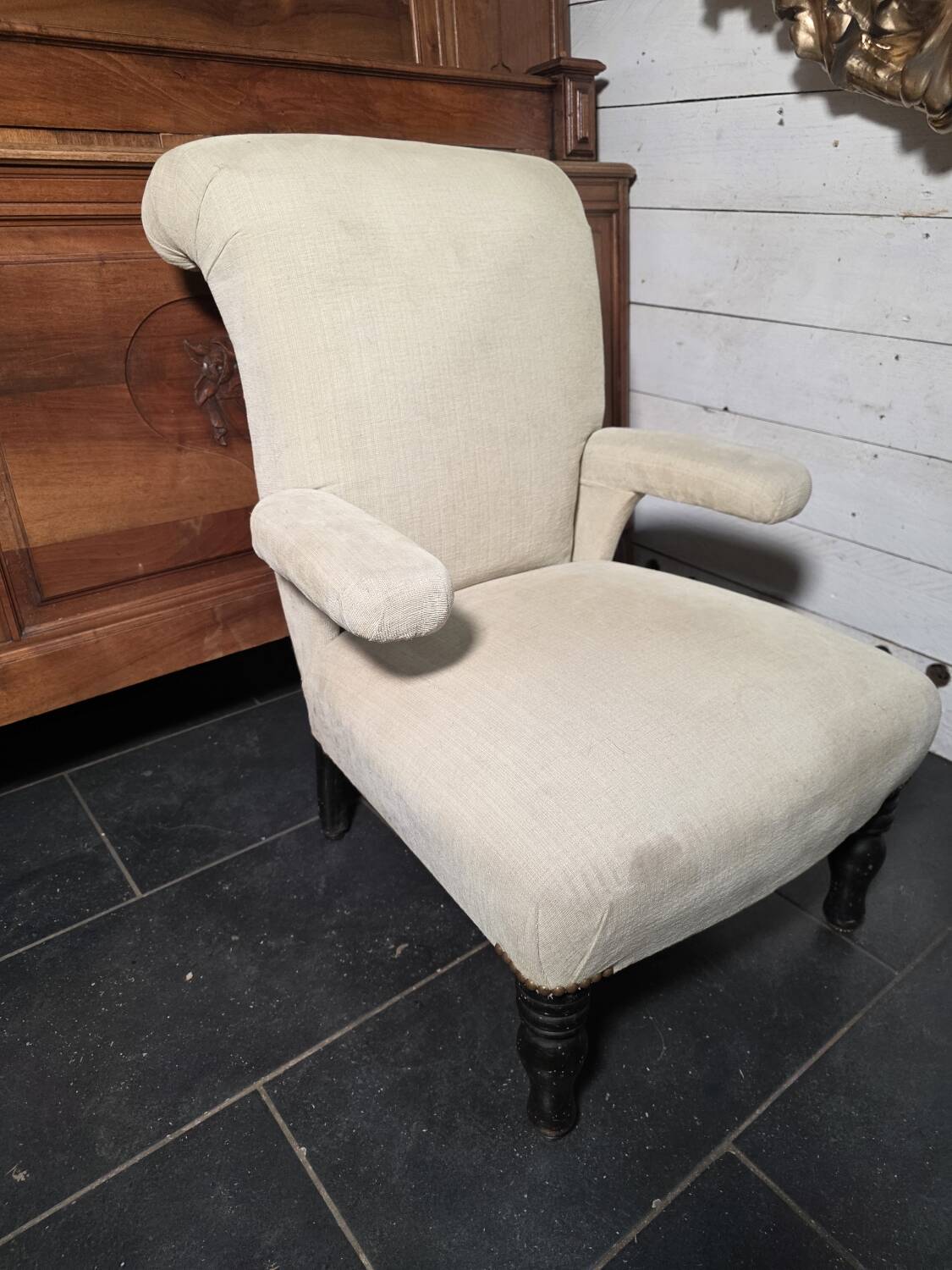 Napoleon III crapaud armchair with a reclined backrest