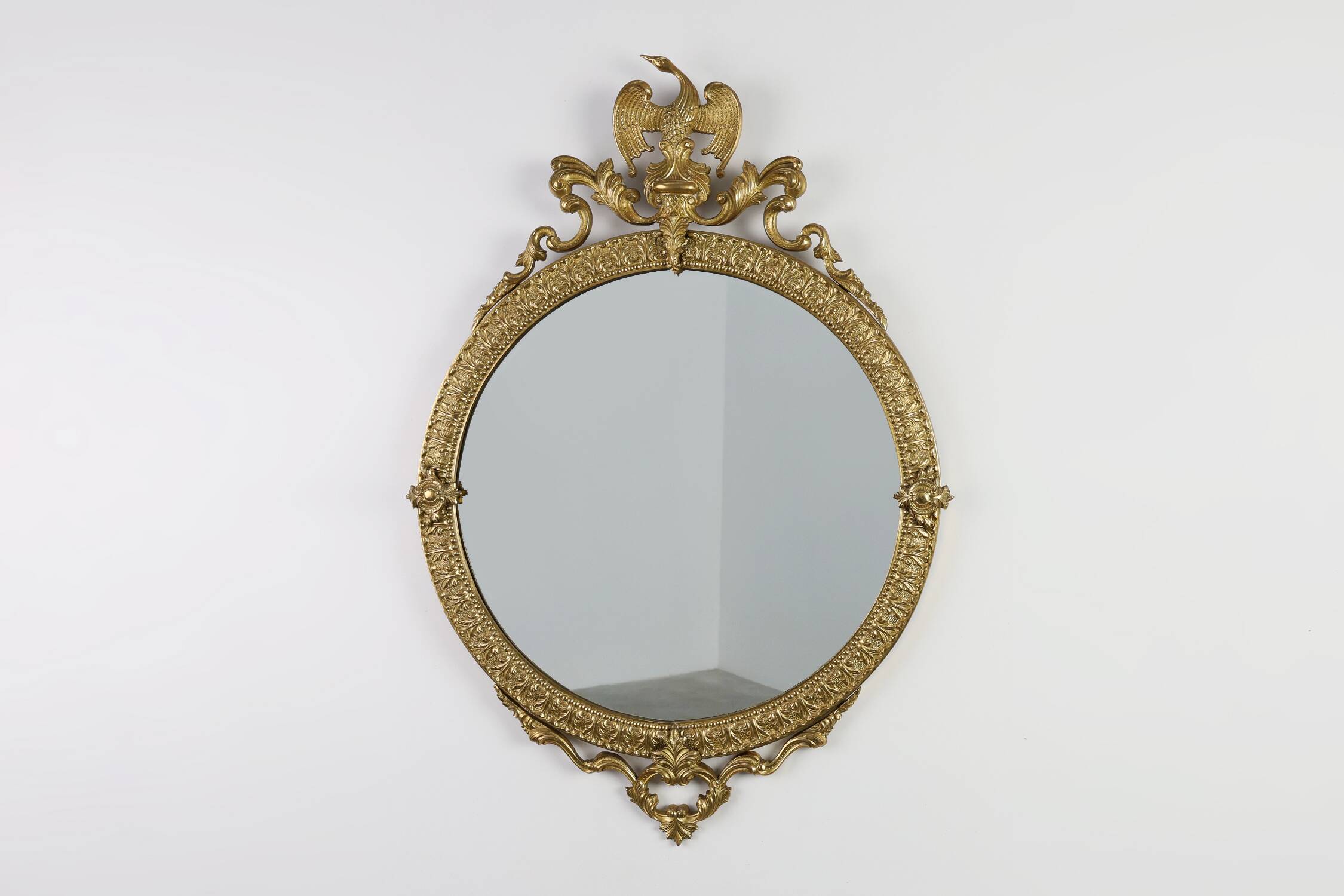 Miroir rond néoclassique français en finition cuivre, 20e siècle