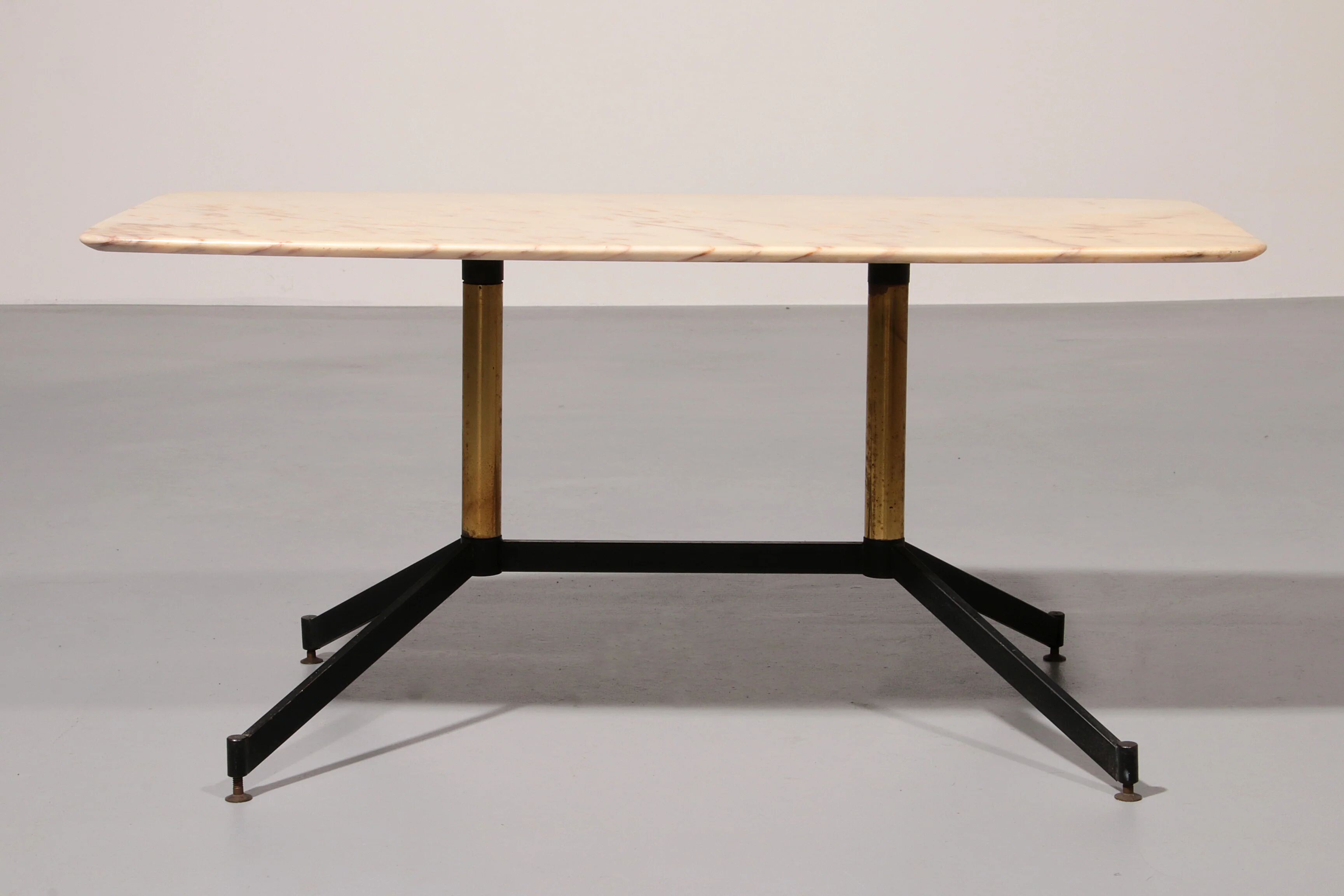 Table basse en marbre italien, style Gio Ponti, métal et laiton, années 1960