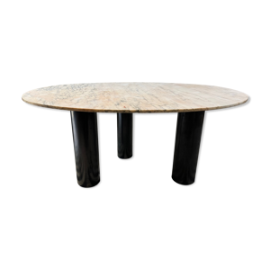 table à manger marbre clair teinté rose pieds en acier