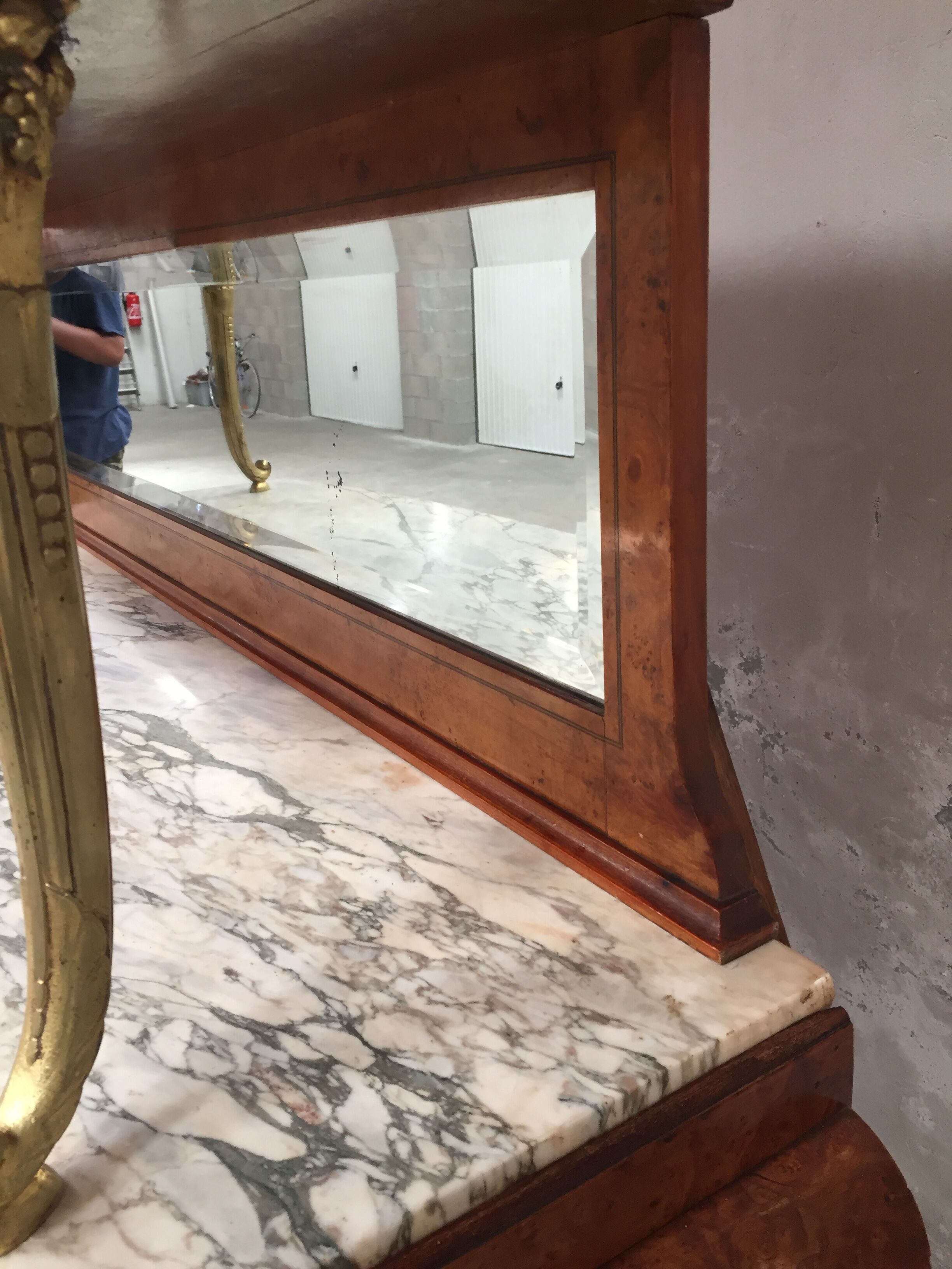 Meuble d'ébéniste art déco en loupe d'orme et bronze