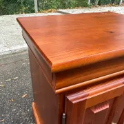 Petit meuble d'appoint / meuble vinyle à roulettes pin teinté 1980