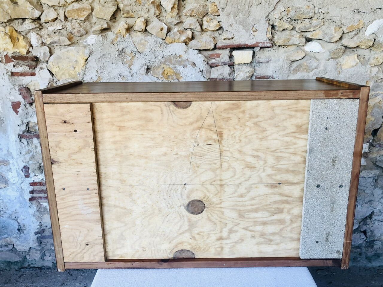 Étagère murale vintage avec portes coulissantes en plexiglass