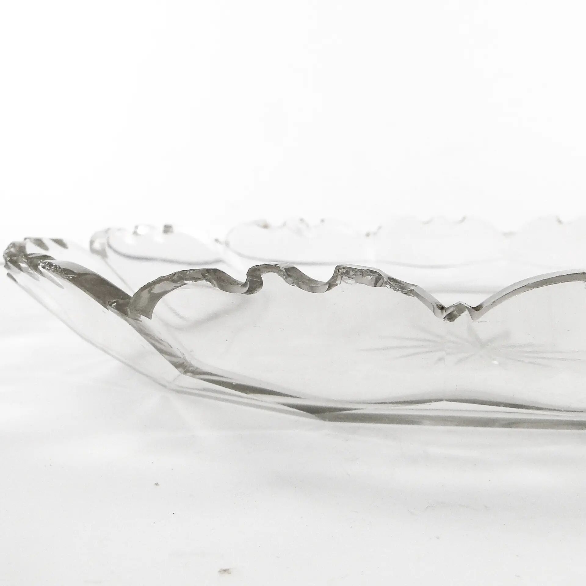 Plat Biedermeier, cristal transparent, République tchèque, 19e siècle
