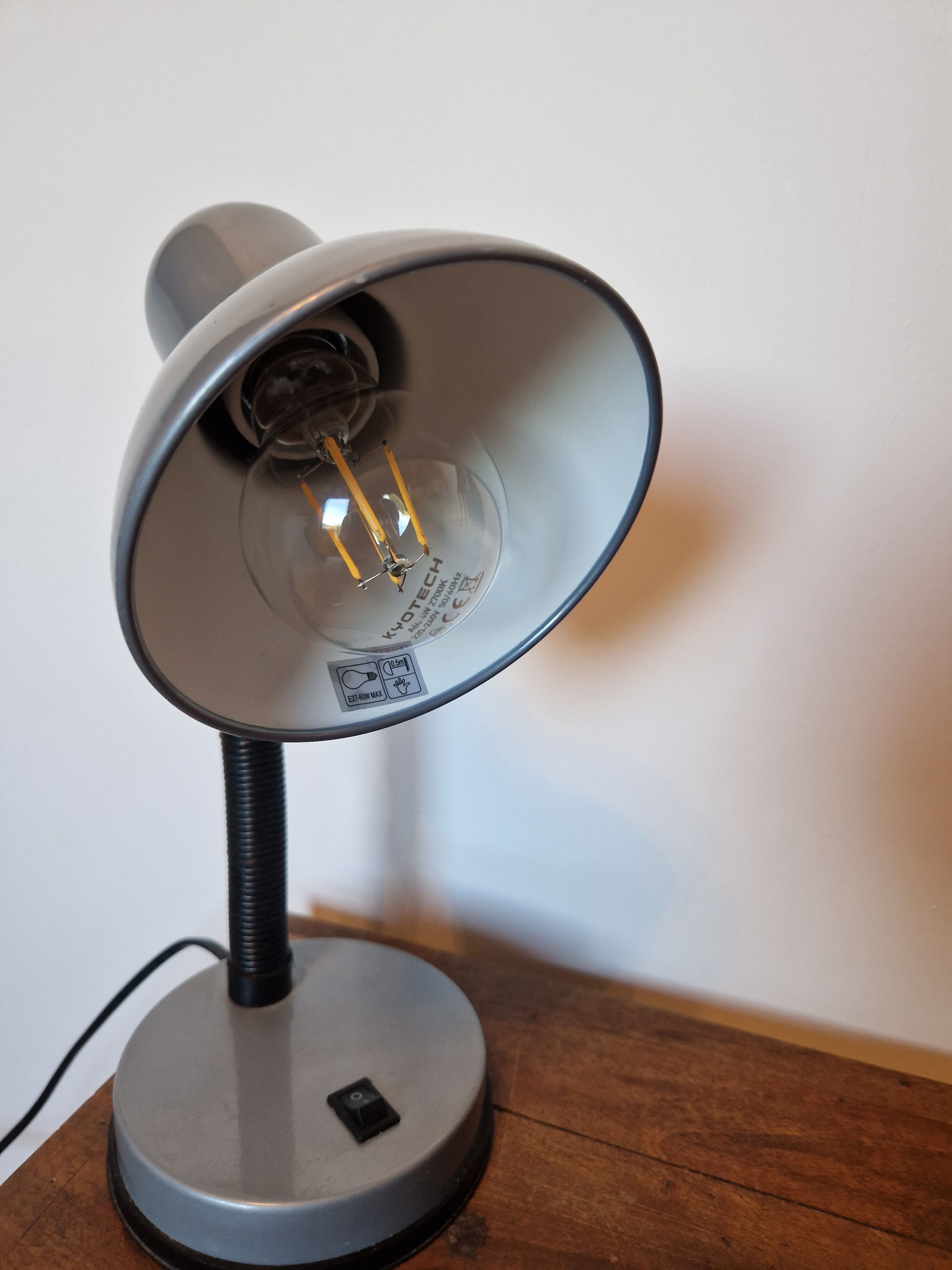 Lampe de bureau vintage grise par Seylumière