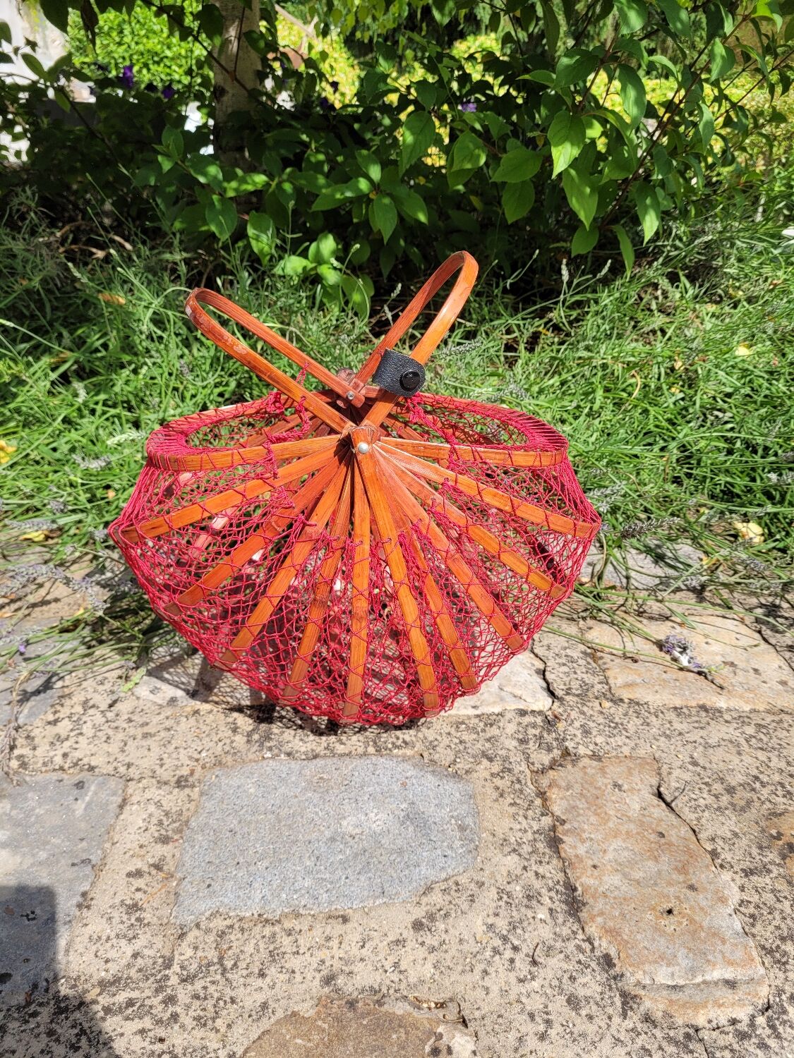 Vintage red folding basket, 70s - rattan and mesh.