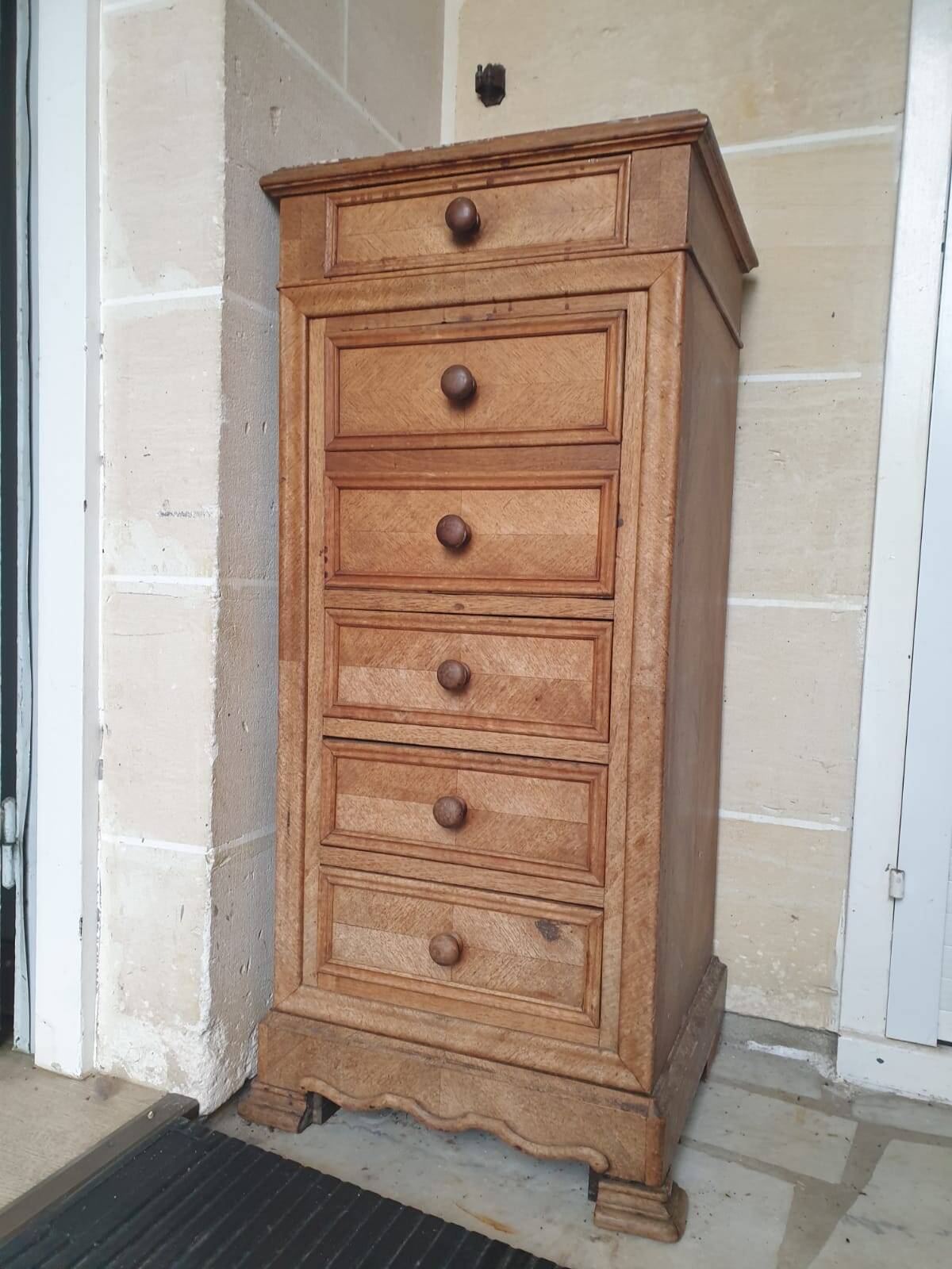 Chiffonnier en bois marqueté et marbre – Style classique