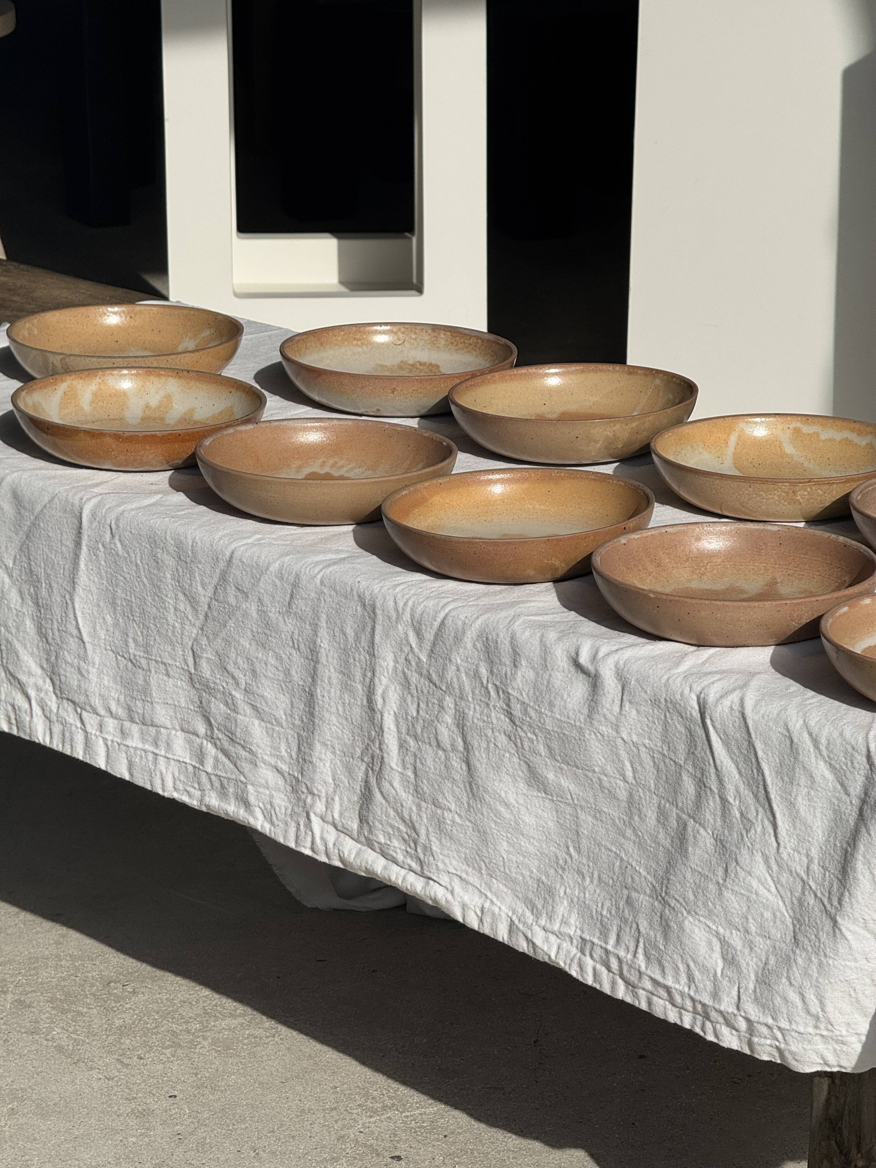 11 assiettes creuses artisanales vintage en grès mat