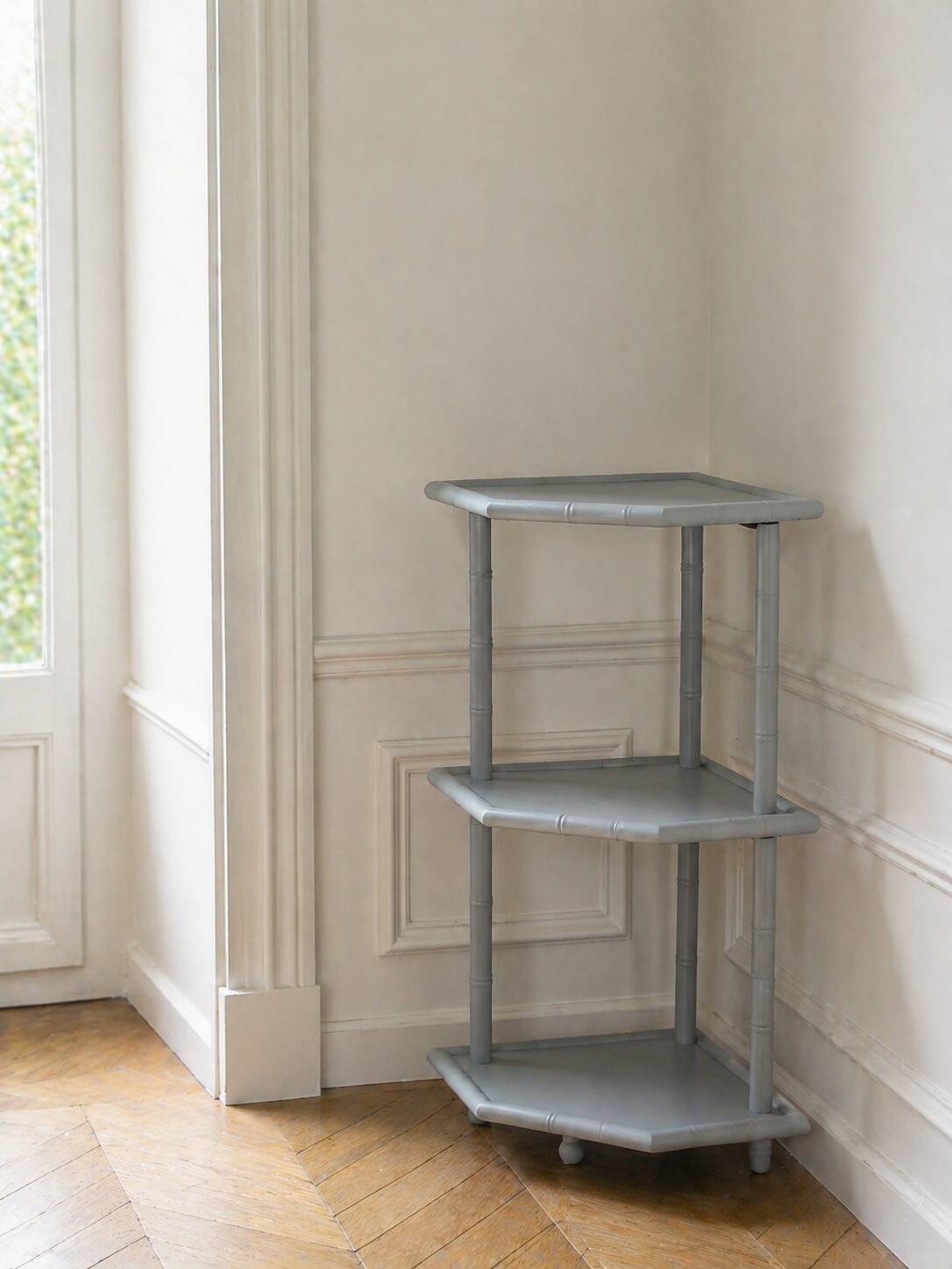 Bamboo shelf sublimated in grey-green.