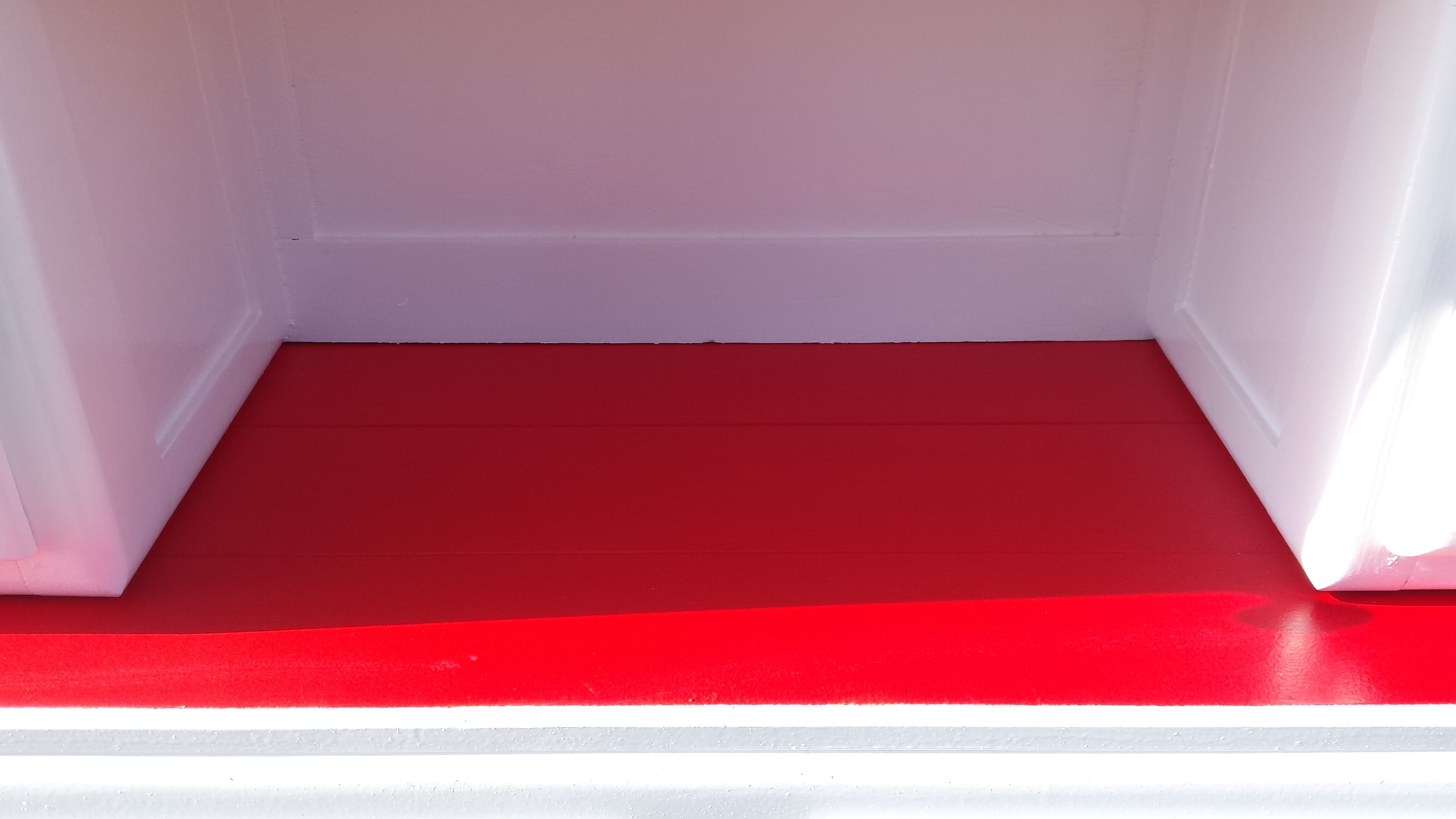 White mado buffet, red handles and tray, hen grill