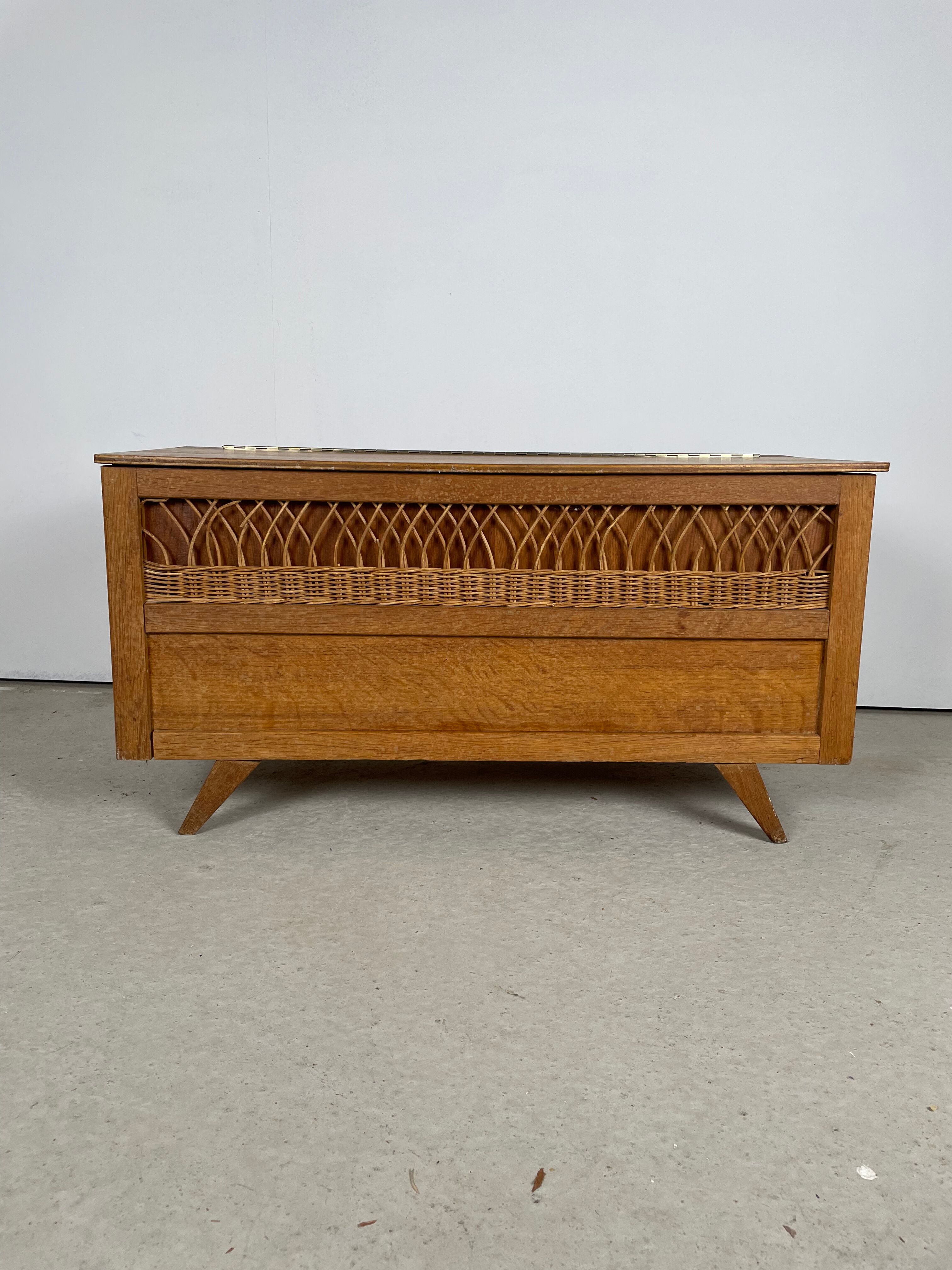 Coffre à jouet 1950 pieds compas et rotin