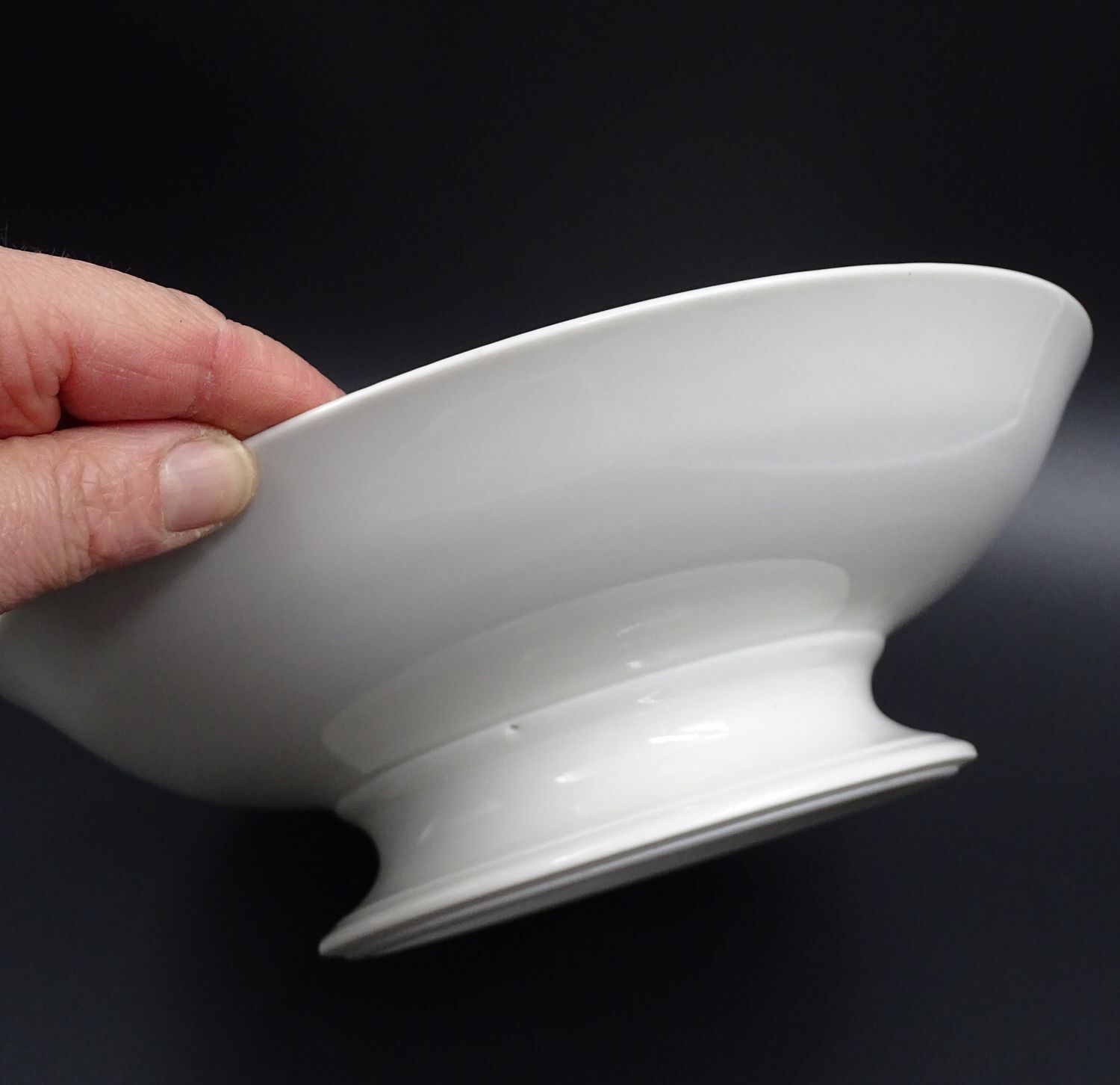 White porcelain dish, cut on foot, ideal for fruit or dessert! Around 1920-1930