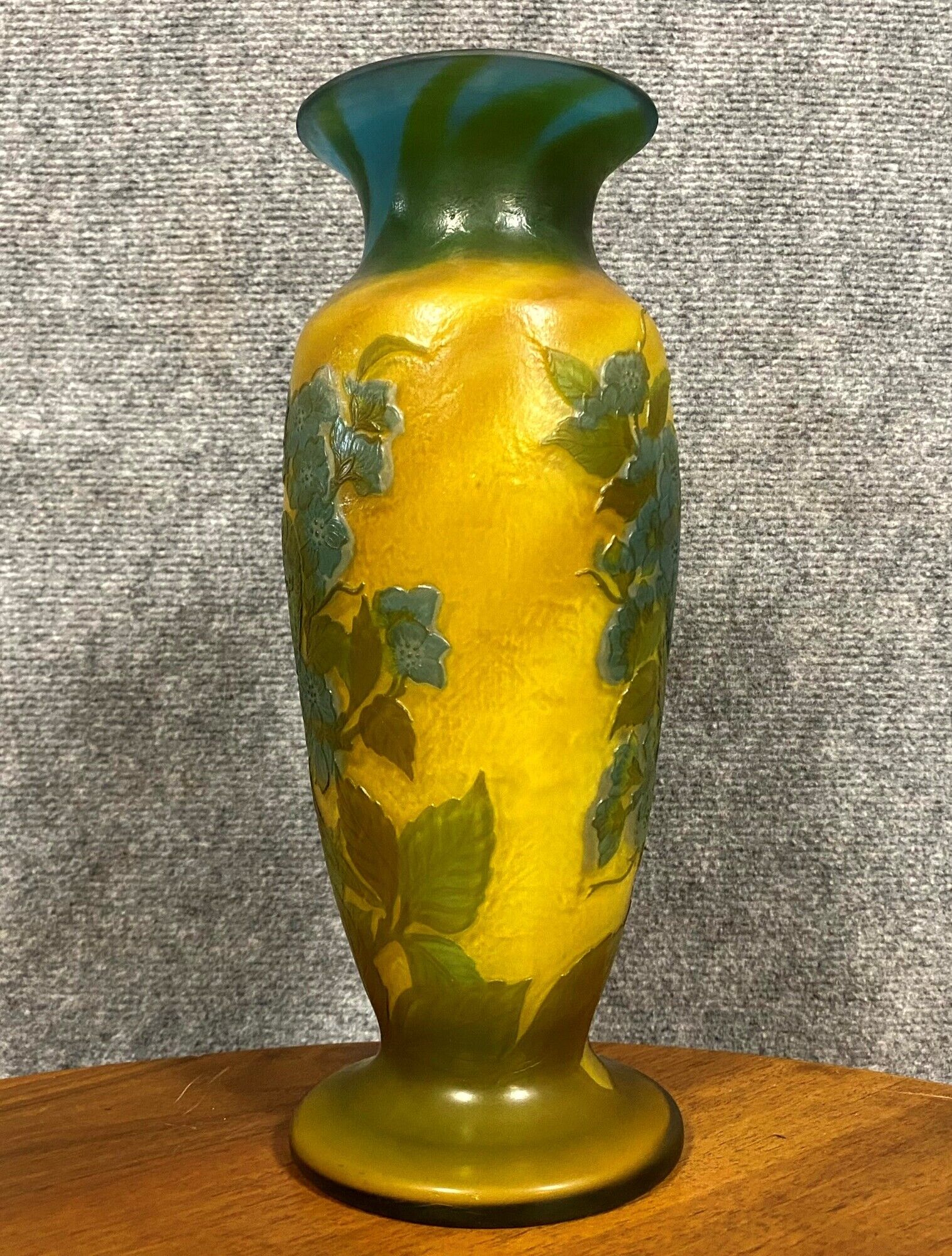 Vase in glass paste with trendy parakeets in a flowery universe signed Gallé