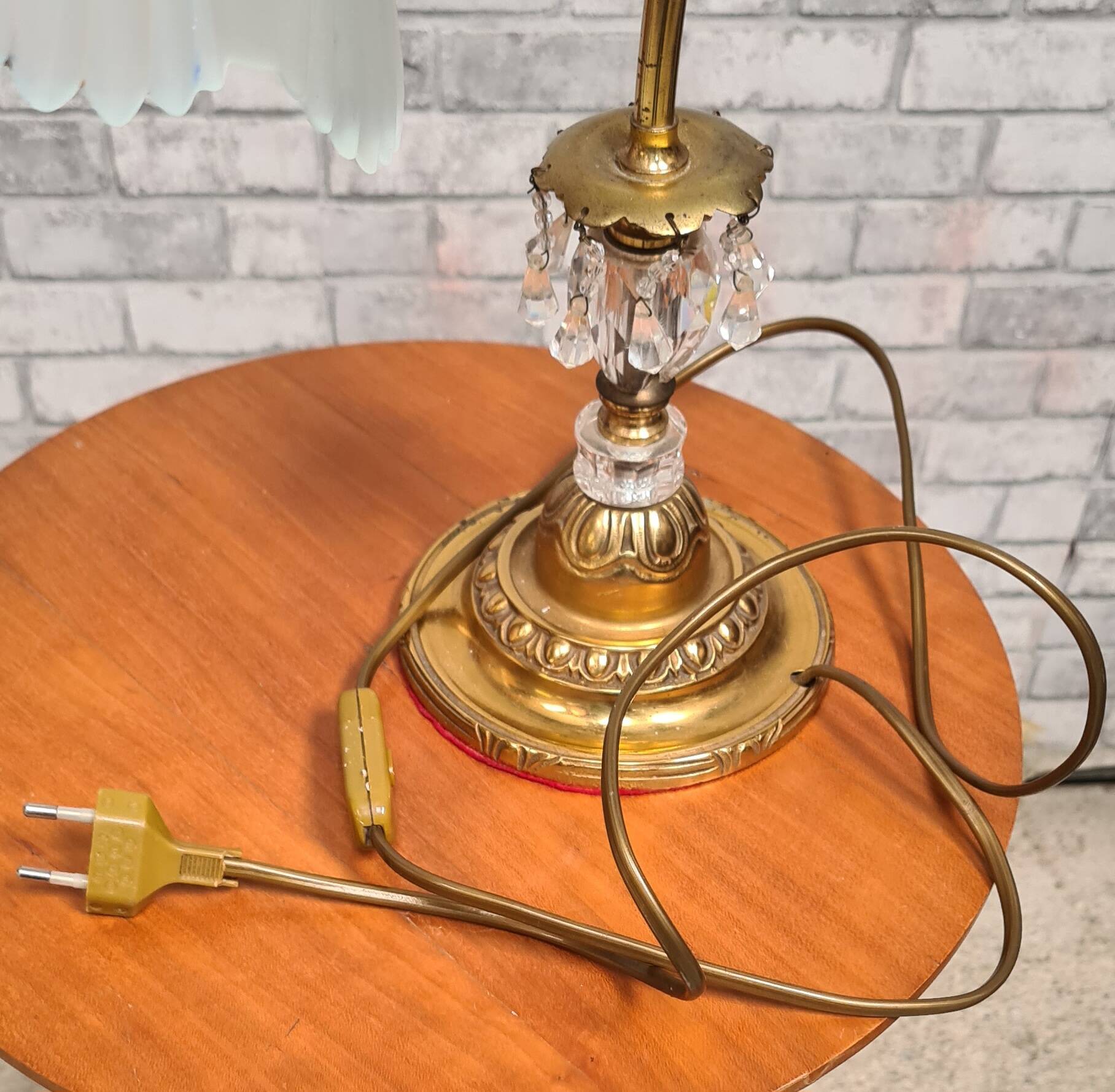 Large brass lamp with tassels 1970 to 80 and opaque molded glass, very good condition, electric ok, elegant