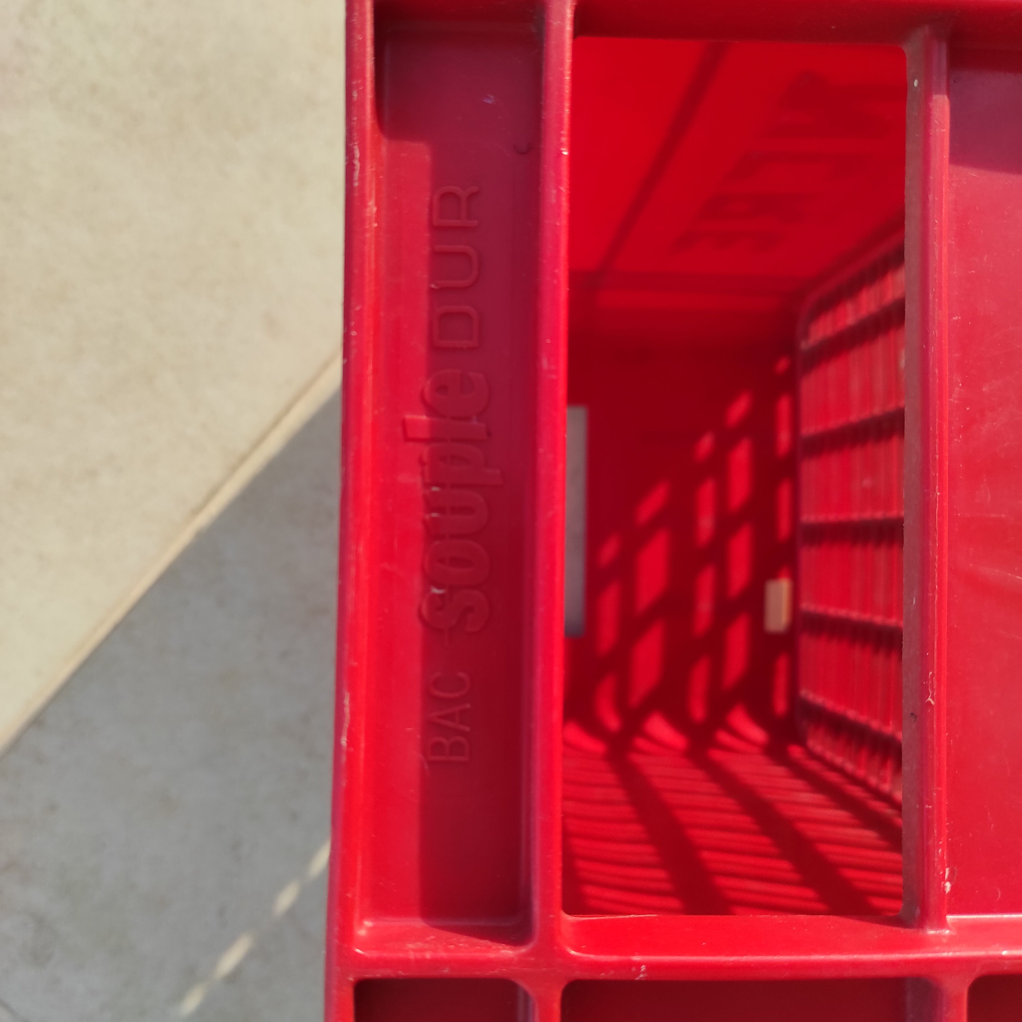 Vintage red plastic locker for 35 bottles of 25 cl anchor beer