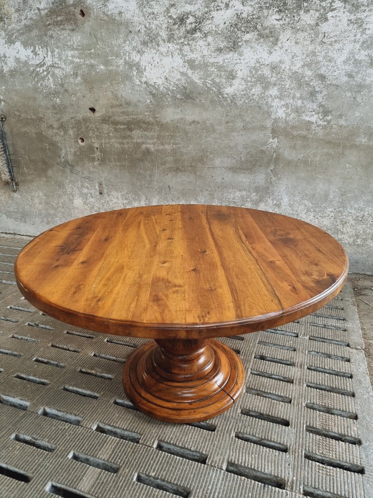 Table ronde ancienne en noyer 140 cm