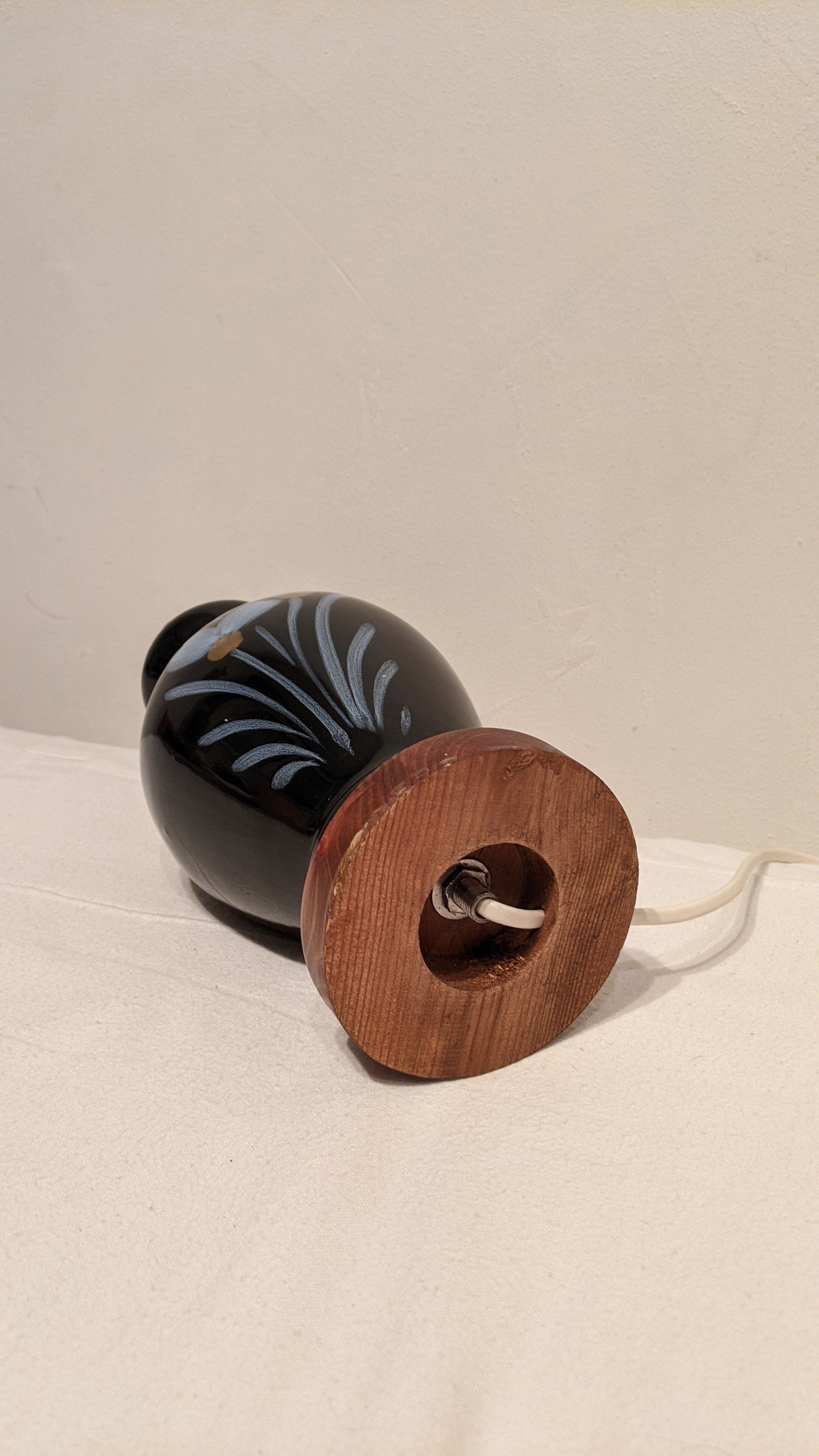 Very nice vintage lamp to lay in excellent hand-painted condition