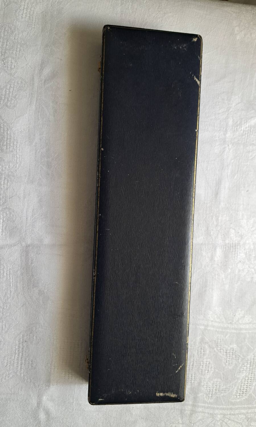 Silver-plated leg of lamb cutlery.