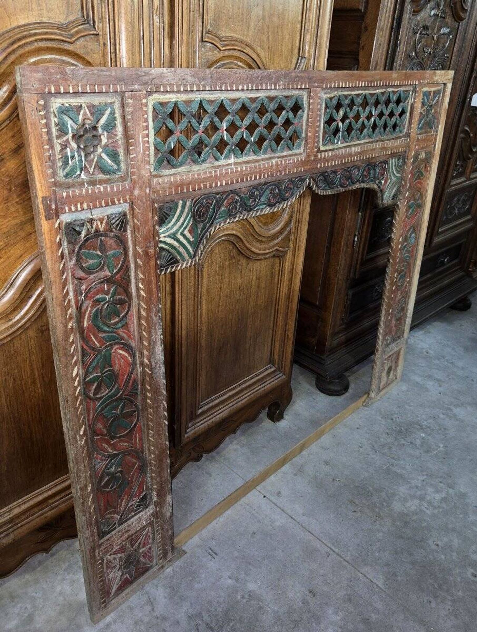 Old façade or decorative frame in carved wood, of Indian origin.