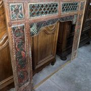 Old façade or decorative frame in carved wood, of Indian origin.