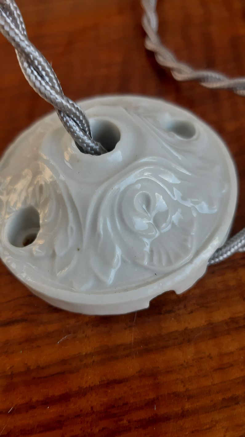 Opaline suspension opalescent glass