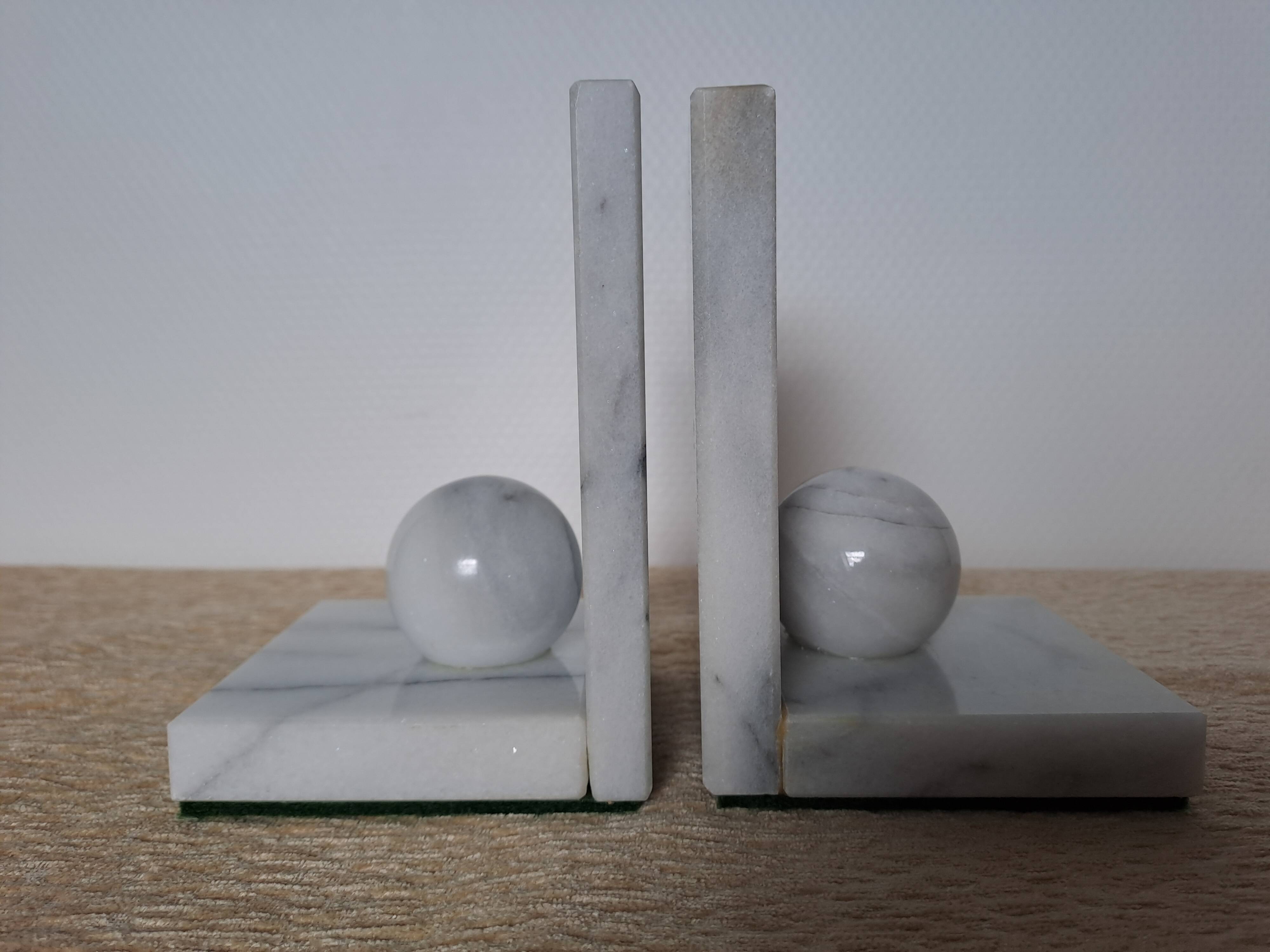 Vintage bookends in grey veined white marble – Minimalist design