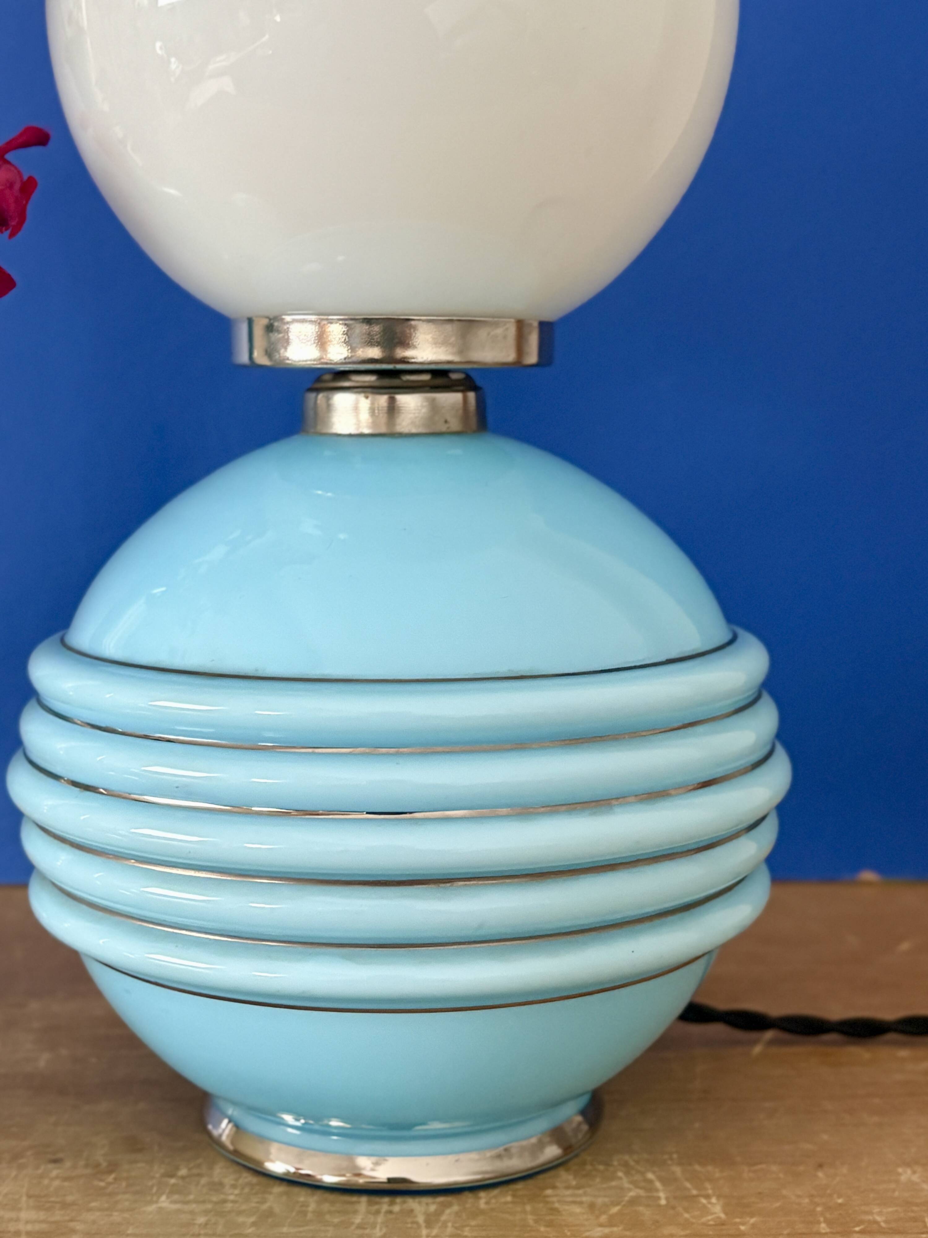 Lampe à poser vintage en opaline bleu et blanche