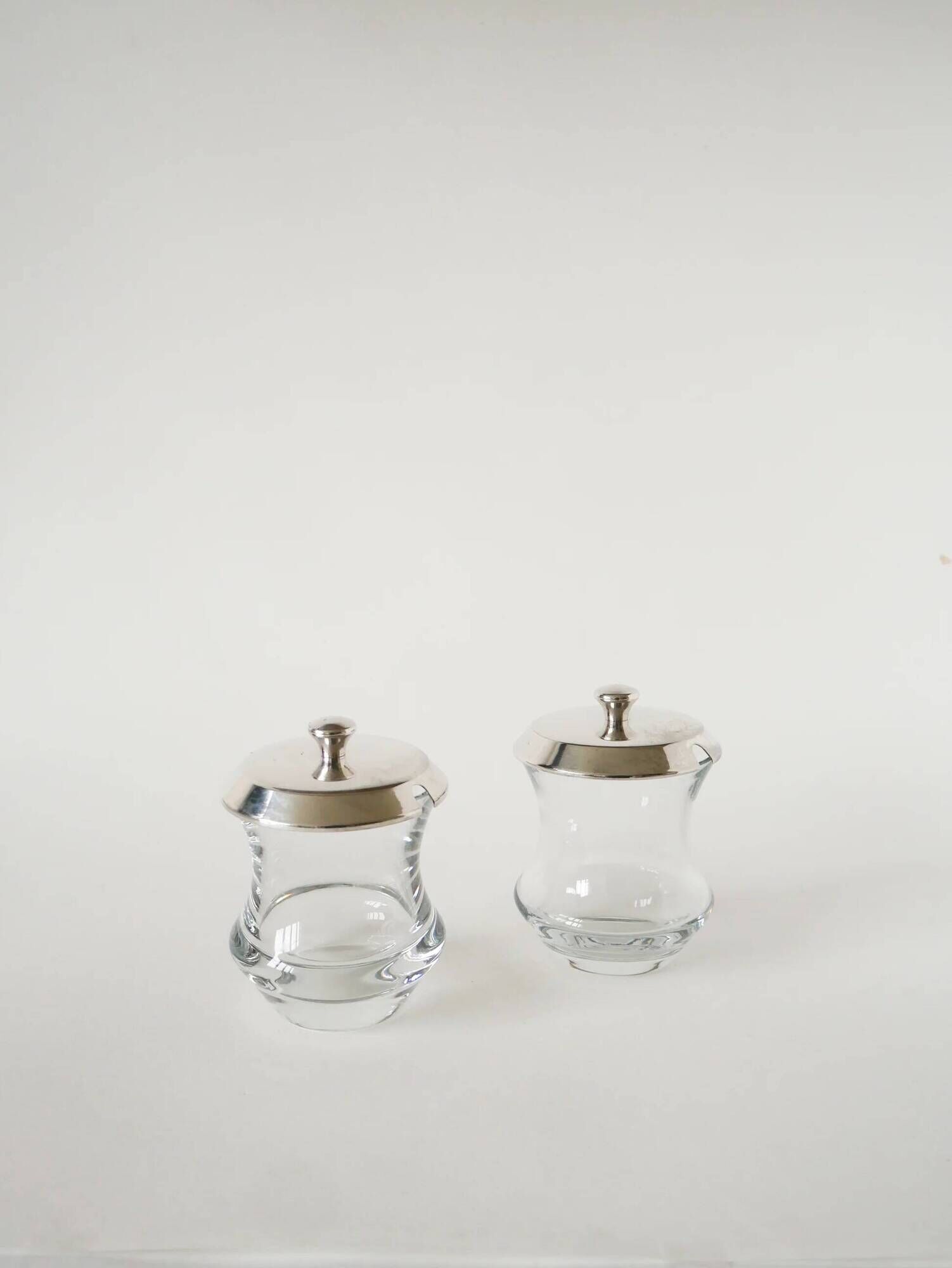 Pair of crystal and silver-plated condiment pots, Saint Hilaire, 1960.