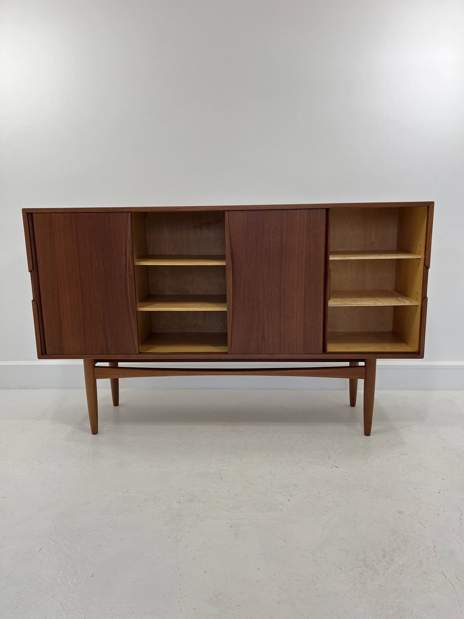 Buffet en teck avec portes coulissantes, 1965