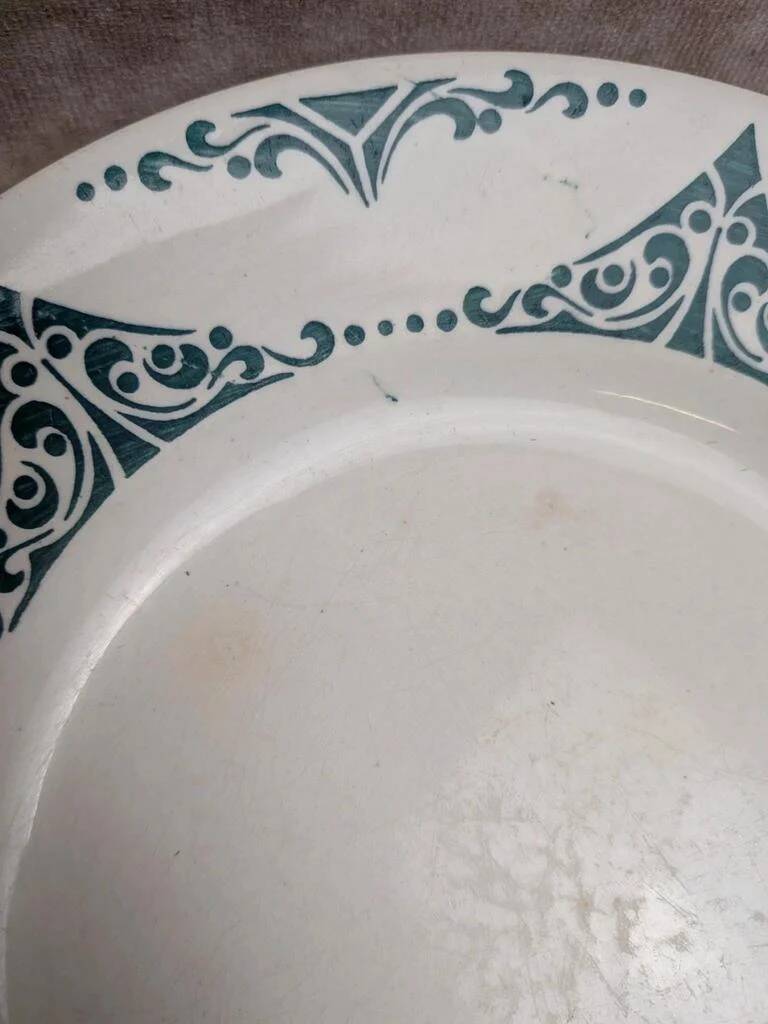 Set of 7 flat plates in ironstone Moulin des Loups FTI 22