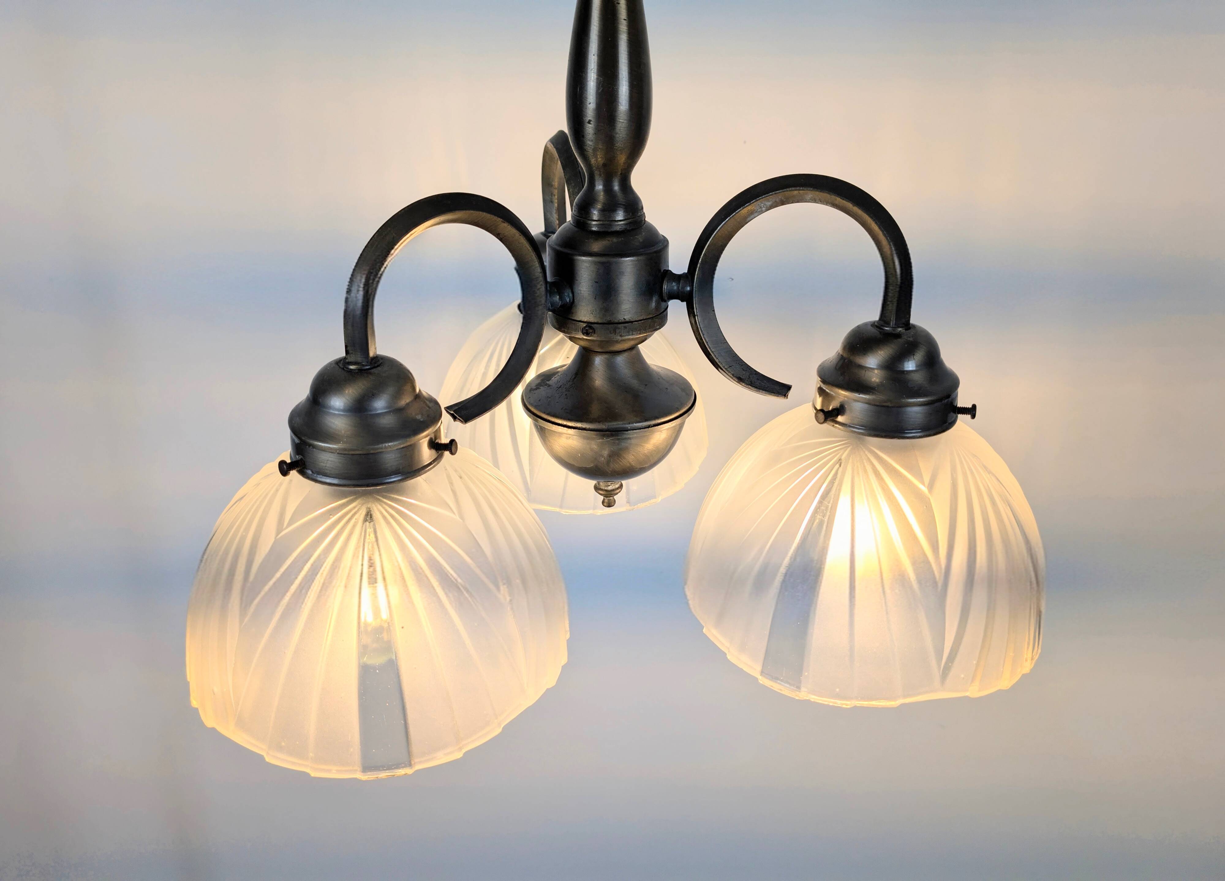 Antique Art Deco chandelier with 3 arms in patinated metal and ribbed glass.