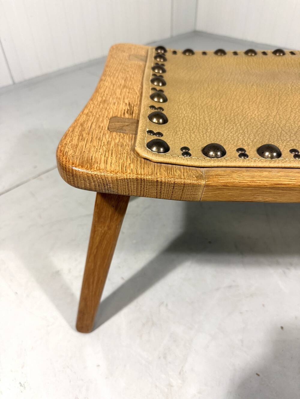 Tabouret en chêne blond spécial, petit banc des années 1960.