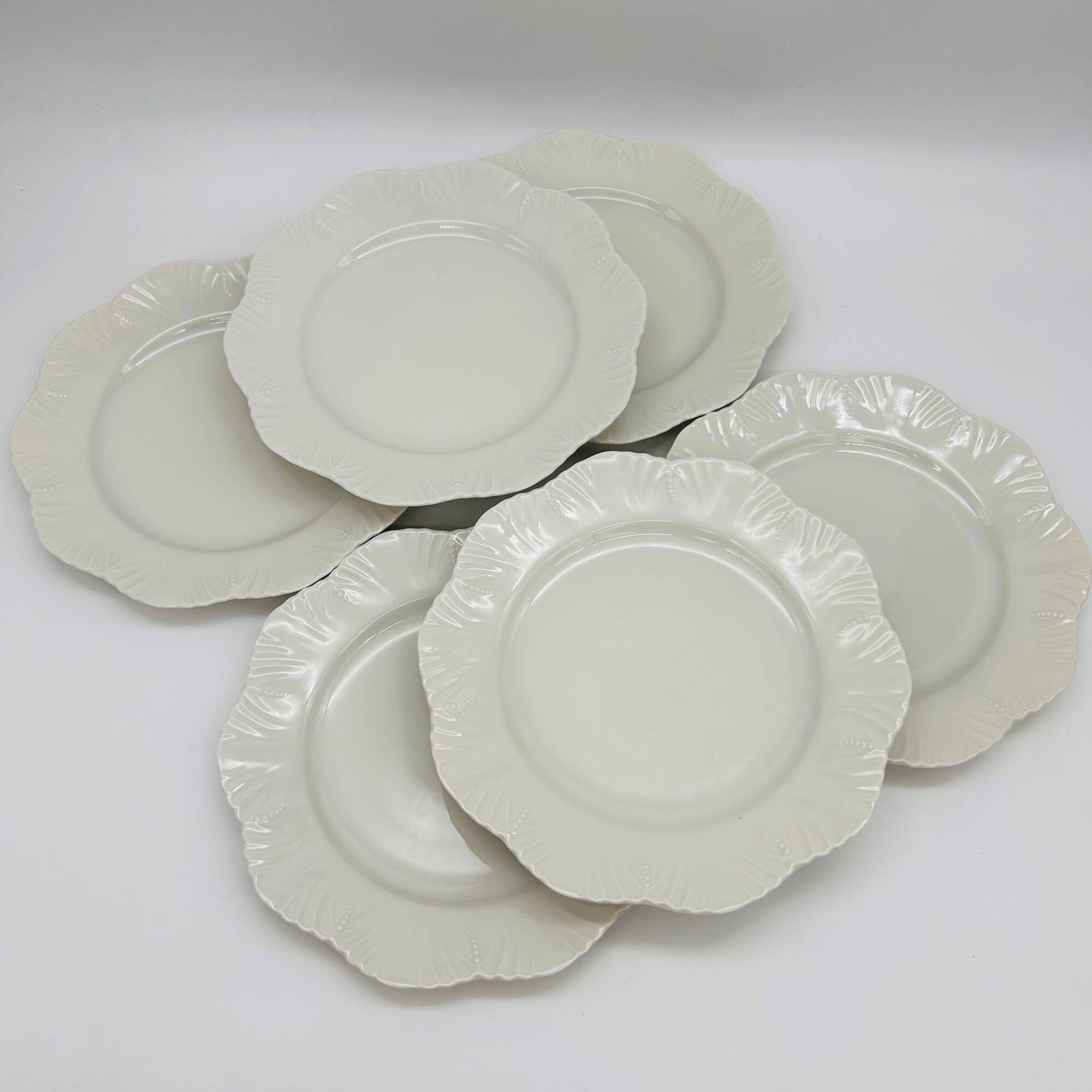 6 flat plates made of Limoges porcelain.