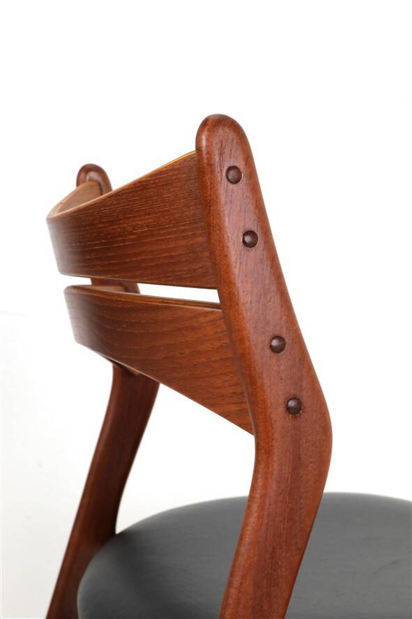 ACO Møbler / Erik Buck “310” teak chair / black leather / mid-century Danish modern design / 1960s / Buch
