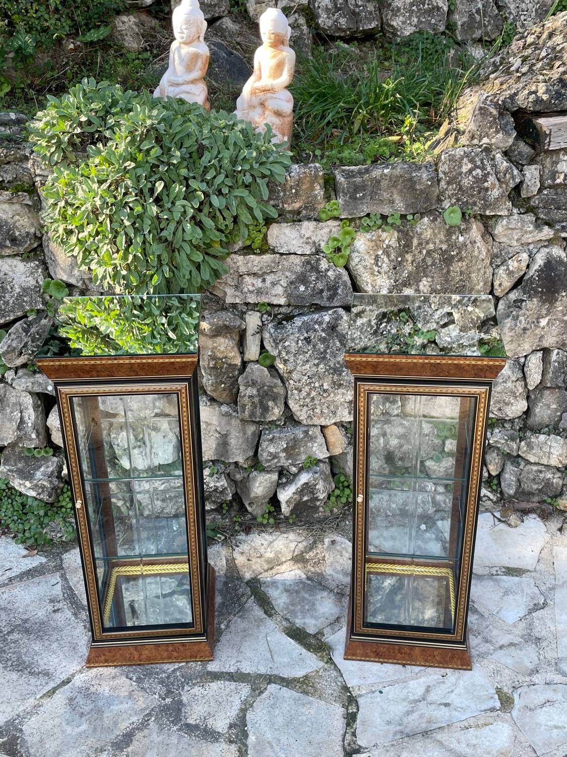 Pair of display cases in magnifying glass and black & gold lacquer, 20th century period