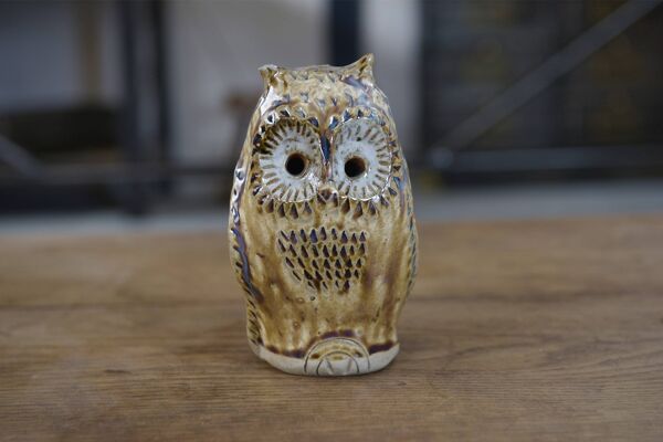 Hibou en grès émaillé par Judy Taylor