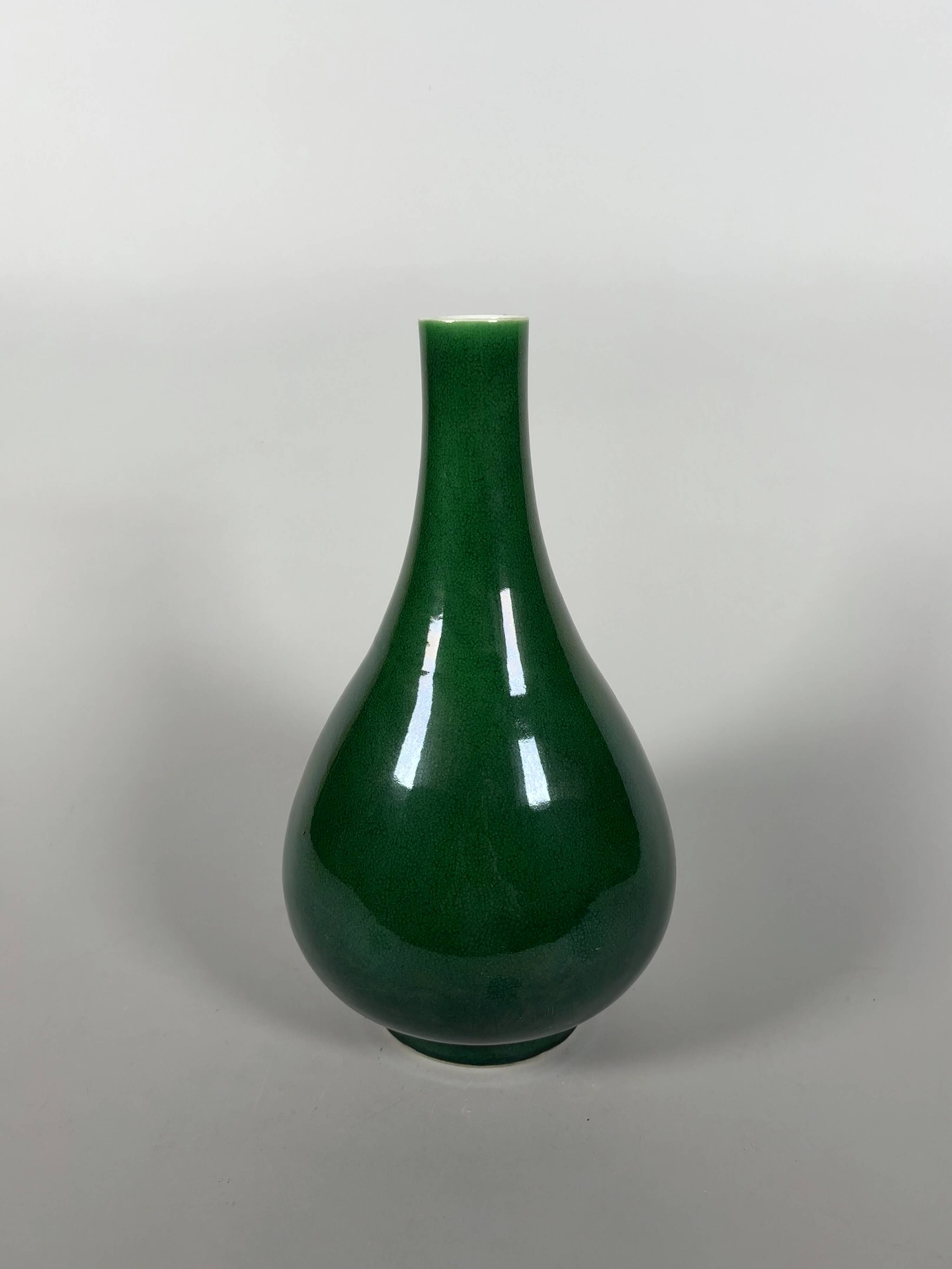 Monochrome green porcelain vase Kangxi (1662-1722) China 18th century