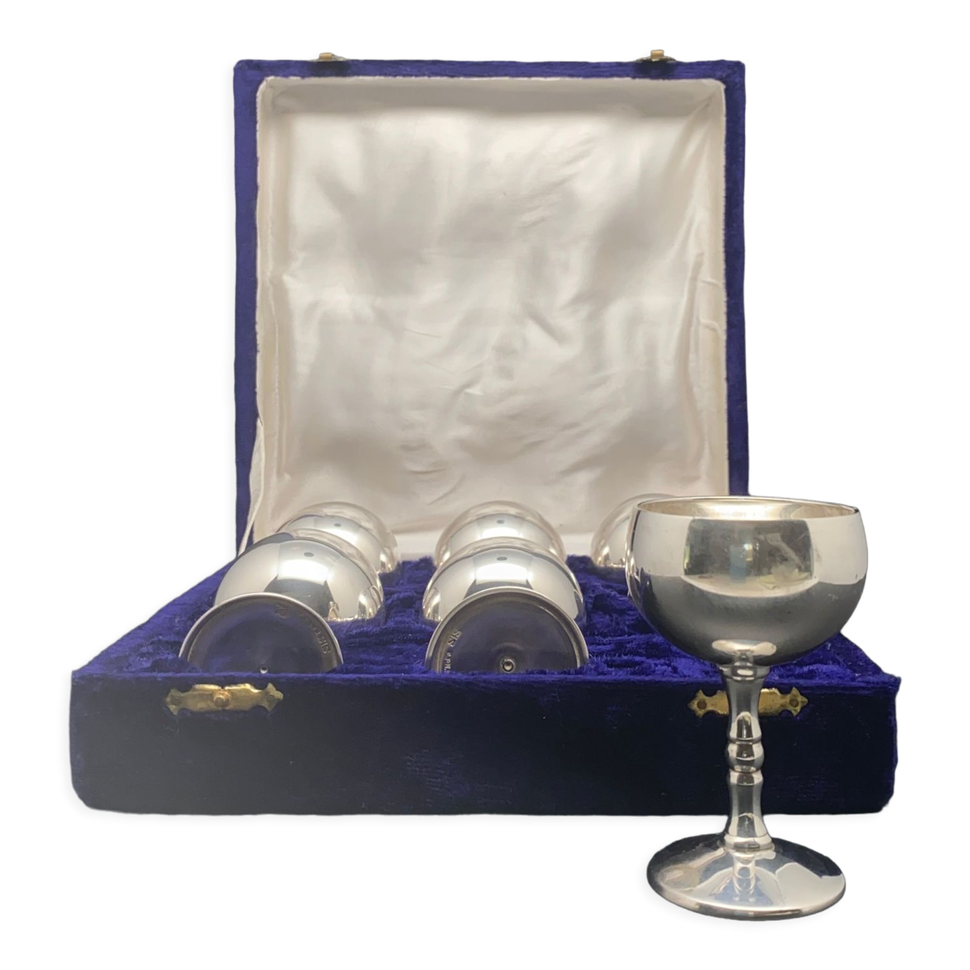 Strong silver alcohol cups in original velvet box