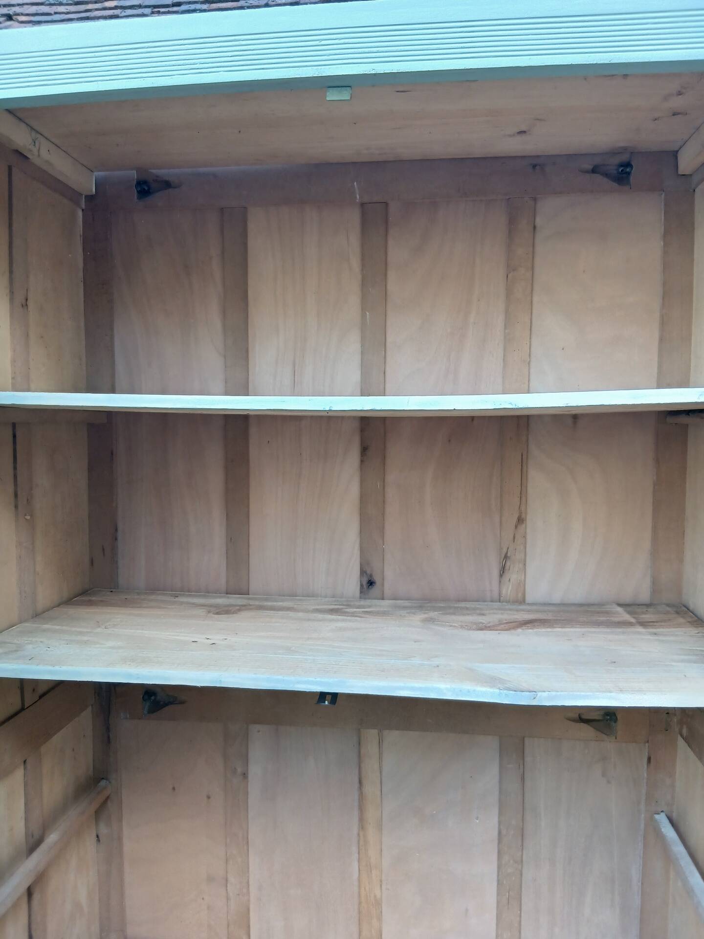 Parisian wardrobe with 2 doors and 3 shelves in Luxembourg green.