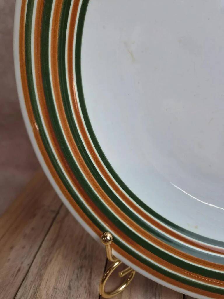Plat rond Sarreguemines peint à la main – décor rayures vertes et brunes