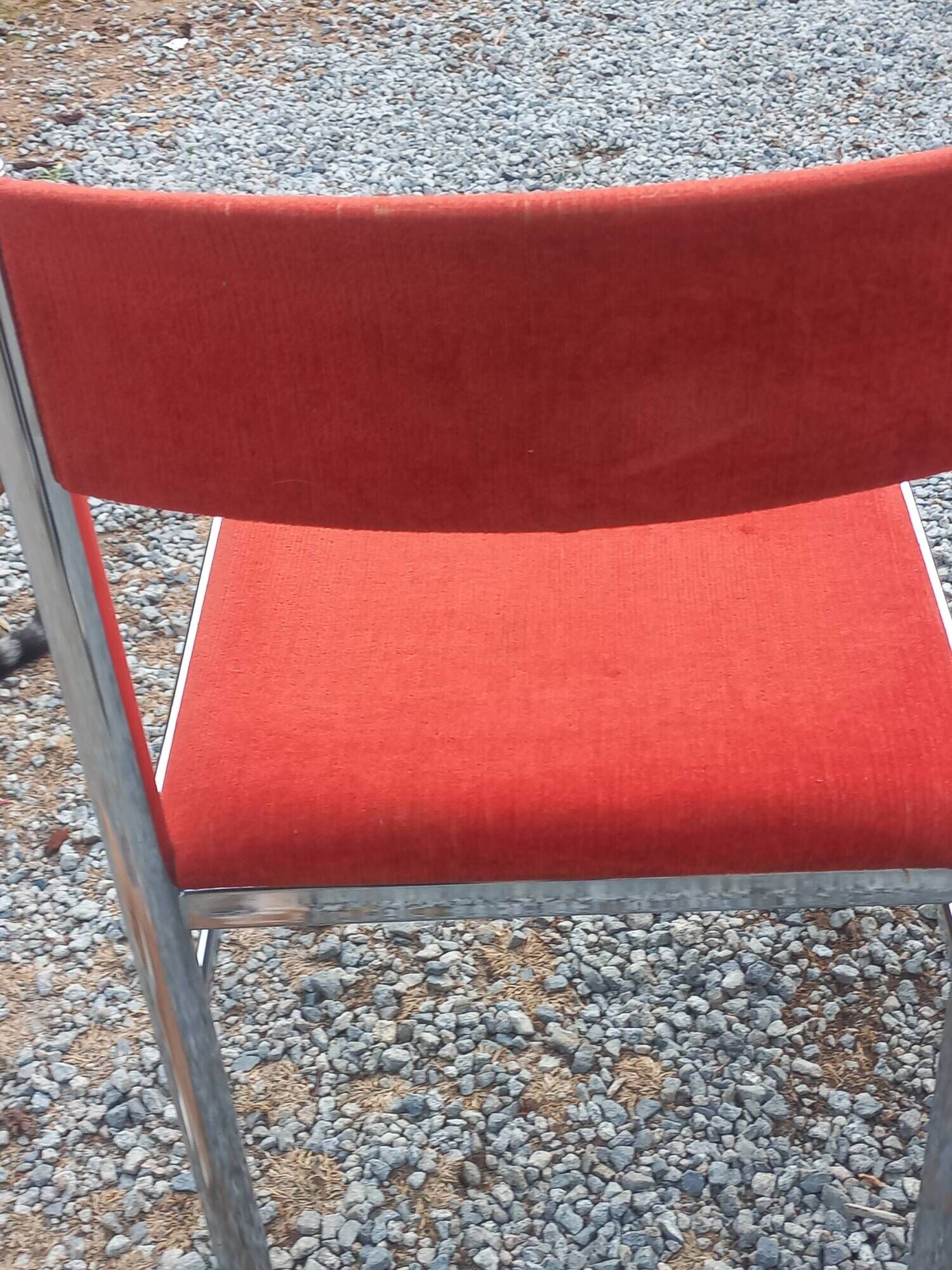 Pair of designer chairs in chrome metal and orange velvet from the 1970s.