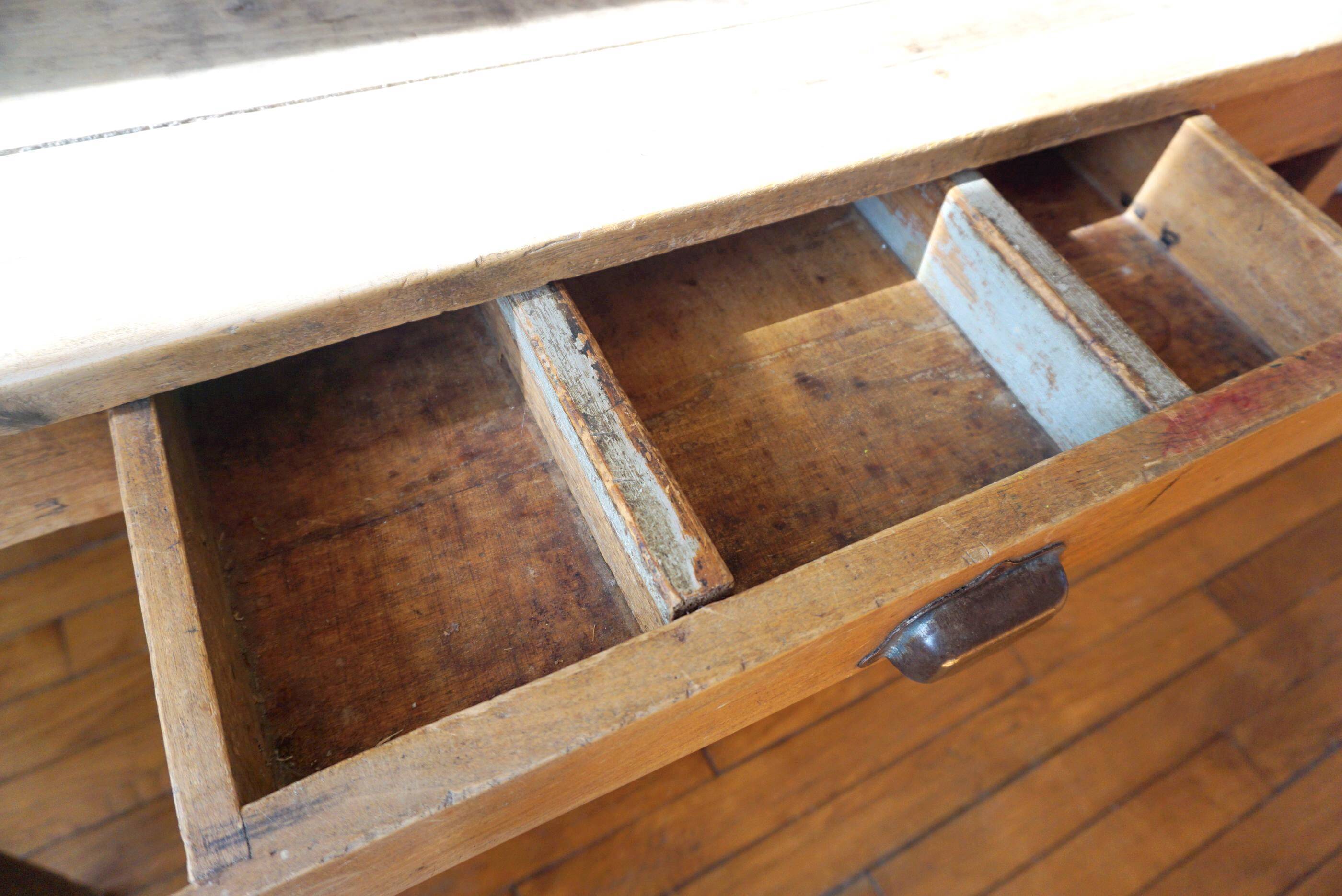 Farmhouse table with drawer