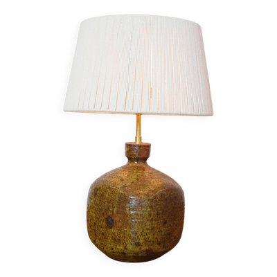 Lampe en grès quadrangulaire et son abat-jour en corde.