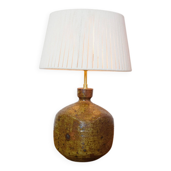 Lampe en grès quadrangulaire et son abat-jour en corde. — Beyit