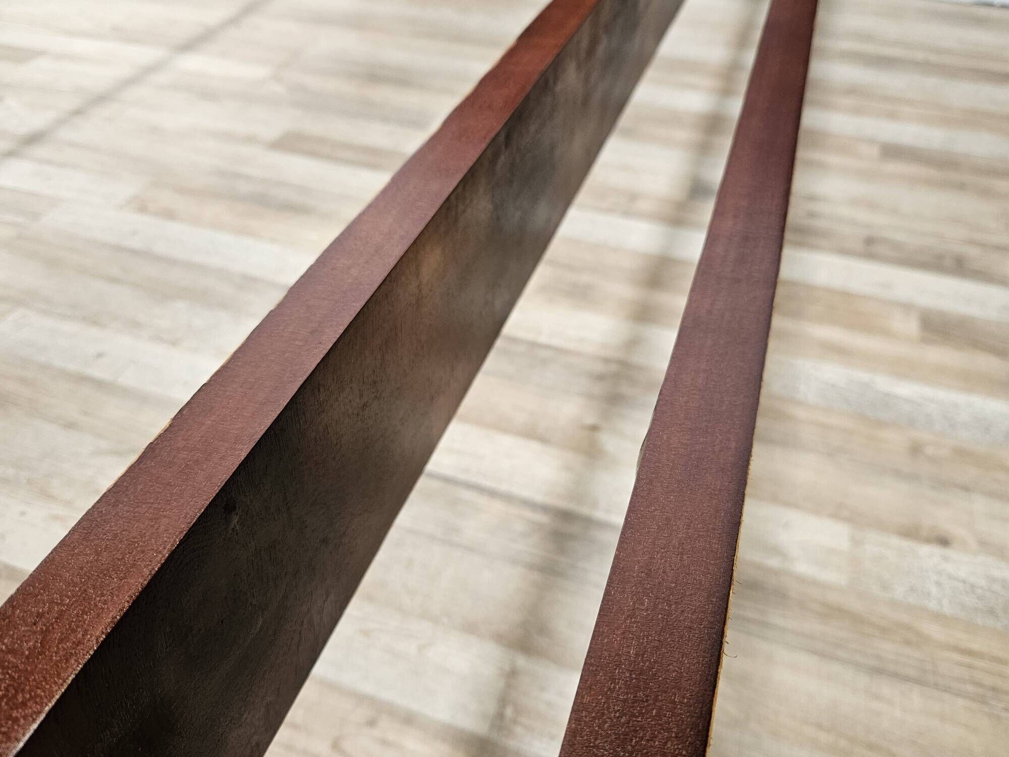 Pair of Art Decò single beds in mahogany and pink maple, 1940